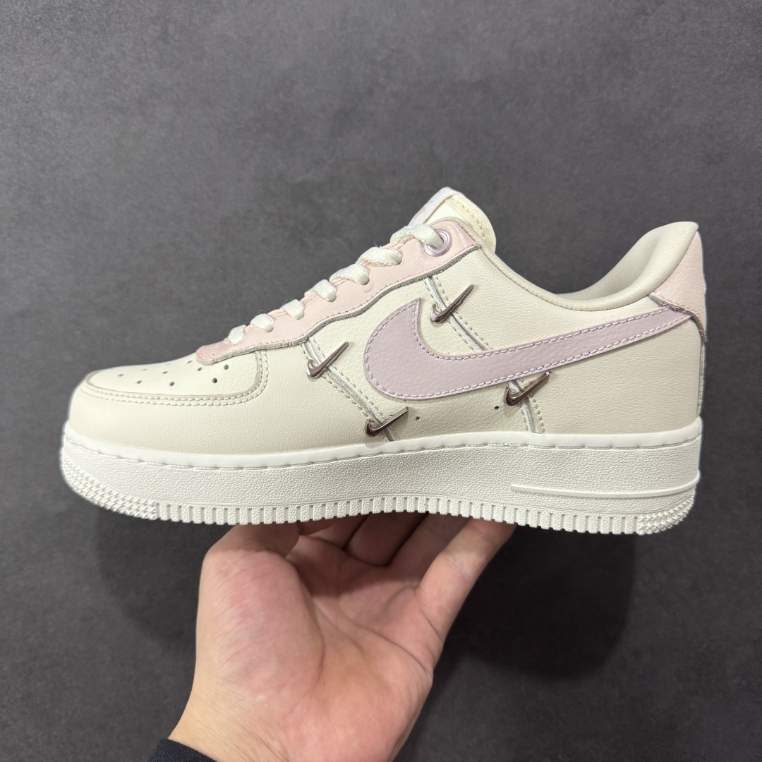 图片[2]-【定制版】Nike Air Force 1\’07 Low \”Light Pink Flowers\” 手绘涂鸦 浅粉漫花 空军一号低帮休闲运动板鞋 FV8110-182  #鞋身漫布精致小花，似把花园缀于足间。金属细节添几分酷感，却未掩清新。是街头潮流与温柔花意的奇妙碰撞，穿上它，每一步都像踩着花瓣漫步，把浅粉浪漫穿在脚下，随时开启一场关于青春与美好的行走叙事，让日常穿搭自带诗意花漾  尺码：36 36.5 37.5 38 38.5 39 40 40.5 41 42 42.5 43 44 44.5 45-选品中心