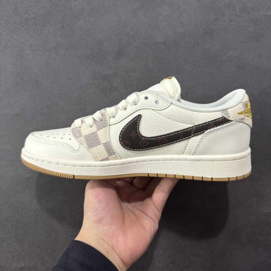 图片[2]-【定制版】Travis Scott x Fragment Design x Air Jordan 1 Low OG SP AJ1 乔1 LV联名 米棕方格 低帮文化休闲板鞋 XS7089-617  #多方联名合作融合了Travis Scott 独特的音乐风格，藤原浩个性的设计风格以及Jordan品牌的经典元素 使其成为一双具有独特身份和价值的鞋子 清新而立体的外观加上联名标识更突出了其独特身份 这种配色方案显示出活力和时尚感 在视觉上引人注目 鞋身的质感和细腻的细节处理使其显得高端而格调十足 这款“倒钩”联名是设计与创意完美结合 融合多方的个性风格是一款备受瞩目的潮流鞋款  尺码：36 36.5 37.5 38 38.5 39 40 40.5 41 42 42.5 43 44 44.5 45-选品中心