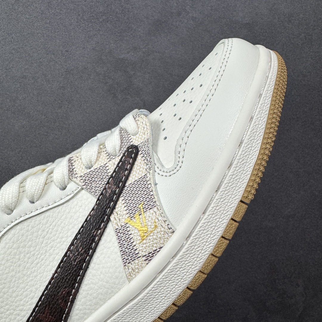 图片[5]-【定制版】Travis Scott x Fragment Design x Air Jordan 1 Low OG SP AJ1 乔1 LV联名 米棕方格 低帮文化休闲板鞋 XS7089-617  #多方联名合作融合了Travis Scott 独特的音乐风格，藤原浩个性的设计风格以及Jordan品牌的经典元素 使其成为一双具有独特身份和价值的鞋子 清新而立体的外观加上联名标识更突出了其独特身份 这种配色方案显示出活力和时尚感 在视觉上引人注目 鞋身的质感和细腻的细节处理使其显得高端而格调十足 这款“倒钩”联名是设计与创意完美结合 融合多方的个性风格是一款备受瞩目的潮流鞋款  尺码：36 36.5 37.5 38 38.5 39 40 40.5 41 42 42.5 43 44 44.5 45-选品中心