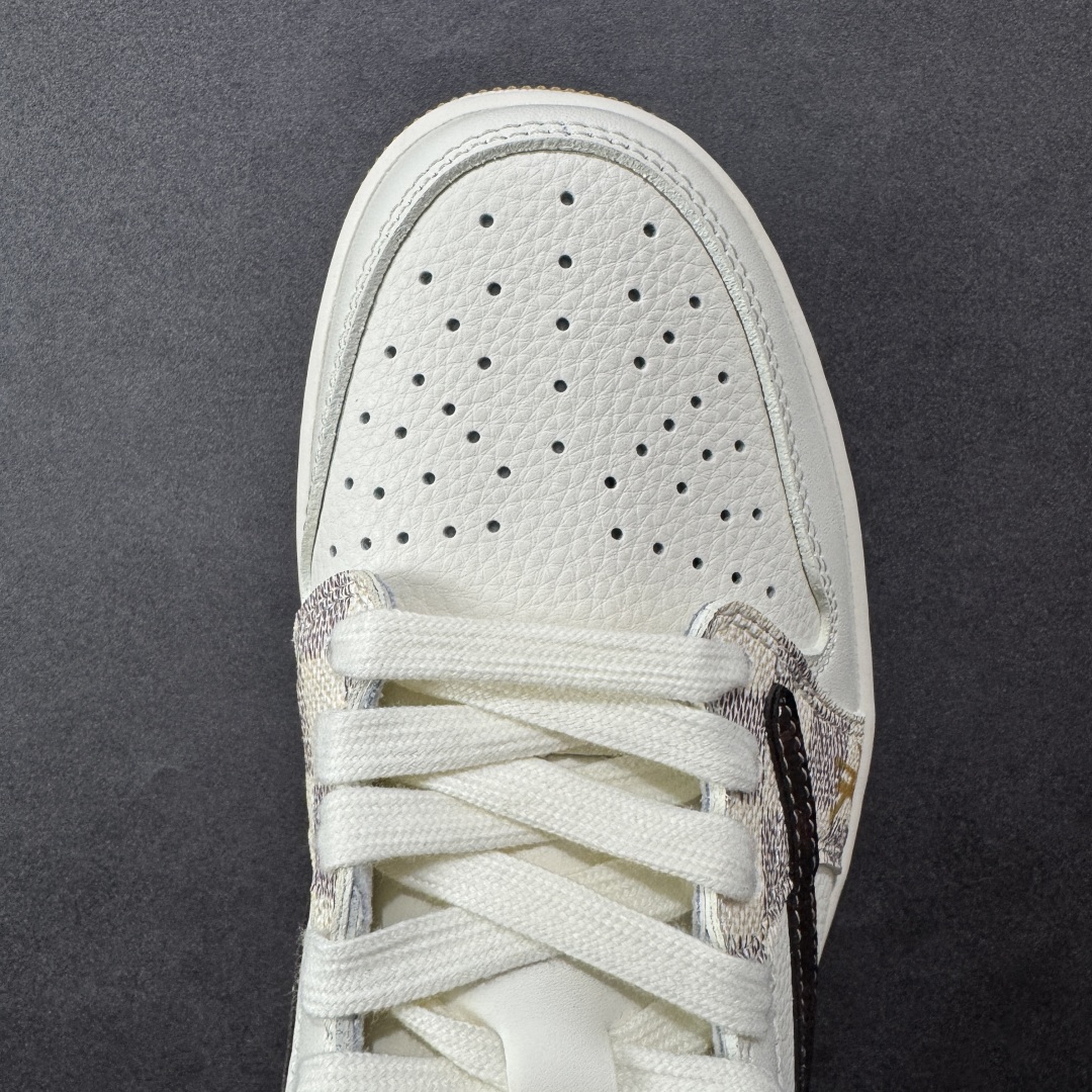 图片[8]-【定制版】Travis Scott x Fragment Design x Air Jordan 1 Low OG SP AJ1 乔1 LV联名 米棕方格 低帮文化休闲板鞋 XS7089-617  #多方联名合作融合了Travis Scott 独特的音乐风格，藤原浩个性的设计风格以及Jordan品牌的经典元素 使其成为一双具有独特身份和价值的鞋子 清新而立体的外观加上联名标识更突出了其独特身份 这种配色方案显示出活力和时尚感 在视觉上引人注目 鞋身的质感和细腻的细节处理使其显得高端而格调十足 这款“倒钩”联名是设计与创意完美结合 融合多方的个性风格是一款备受瞩目的潮流鞋款  尺码：36 36.5 37.5 38 38.5 39 40 40.5 41 42 42.5 43 44 44.5 45-选品中心