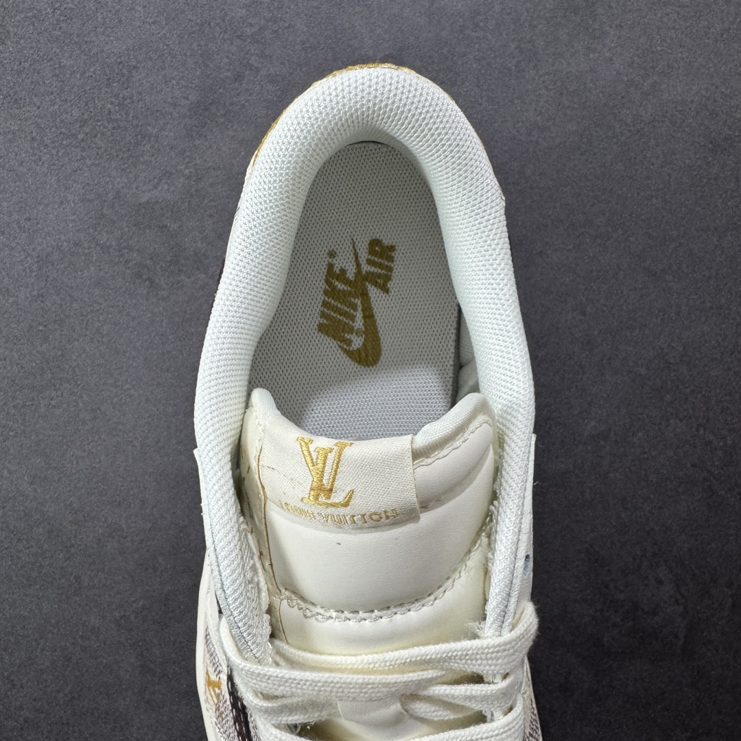图片[7]-【定制版】Travis Scott x Fragment Design x Air Jordan 1 Low OG SP AJ1 乔1 LV联名 米棕方格 低帮文化休闲板鞋 XS7089-617  #多方联名合作融合了Travis Scott 独特的音乐风格，藤原浩个性的设计风格以及Jordan品牌的经典元素 使其成为一双具有独特身份和价值的鞋子 清新而立体的外观加上联名标识更突出了其独特身份 这种配色方案显示出活力和时尚感 在视觉上引人注目 鞋身的质感和细腻的细节处理使其显得高端而格调十足 这款“倒钩”联名是设计与创意完美结合 融合多方的个性风格是一款备受瞩目的潮流鞋款  尺码：36 36.5 37.5 38 38.5 39 40 40.5 41 42 42.5 43 44 44.5 45-选品中心
