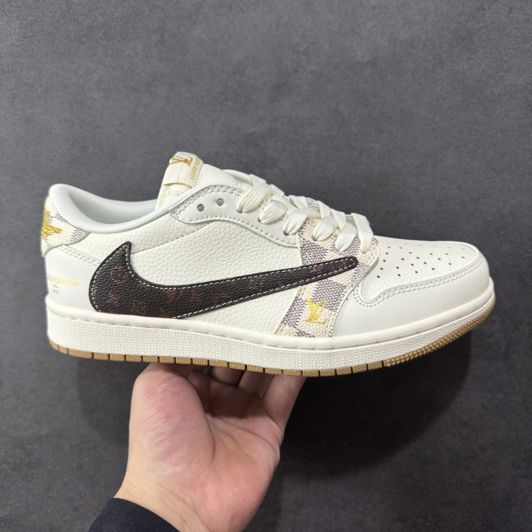 【定制版】Travis Scott x Fragment Design x Air Jordan 1 Low OG SP AJ1 乔1 LV联名 米棕方格 低帮文化休闲板鞋 XS7089-617  #多方联名合作融合了Travis Scott 独特的音乐风格，藤原浩个性的设计风格以及Jordan品牌的经典元素 使其成为一双具有独特身份和价值的鞋子 清新而立体的外观加上联名标识更突出了其独特身份 这种配色方案显示出活力和时尚感 在视觉上引人注目 鞋身的质感和细腻的细节处理使其显得高端而格调十足 这款“倒钩”联名是设计与创意完美结合 融合多方的个性风格是一款备受瞩目的潮流鞋款  尺码：36 36.5 37.5 38 38.5 39 40 40.5 41 42 42.5 43 44 44.5 45-选品中心