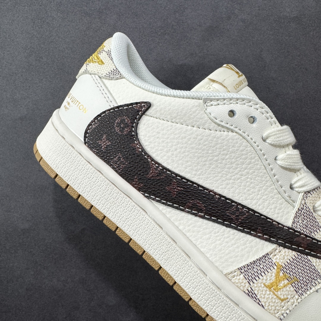 图片[6]-【定制版】Travis Scott x Fragment Design x Air Jordan 1 Low OG SP AJ1 乔1 LV联名 米棕方格 低帮文化休闲板鞋 XS7089-617  #多方联名合作融合了Travis Scott 独特的音乐风格，藤原浩个性的设计风格以及Jordan品牌的经典元素 使其成为一双具有独特身份和价值的鞋子 清新而立体的外观加上联名标识更突出了其独特身份 这种配色方案显示出活力和时尚感 在视觉上引人注目 鞋身的质感和细腻的细节处理使其显得高端而格调十足 这款“倒钩”联名是设计与创意完美结合 融合多方的个性风格是一款备受瞩目的潮流鞋款  尺码：36 36.5 37.5 38 38.5 39 40 40.5 41 42 42.5 43 44 44.5 45-选品中心