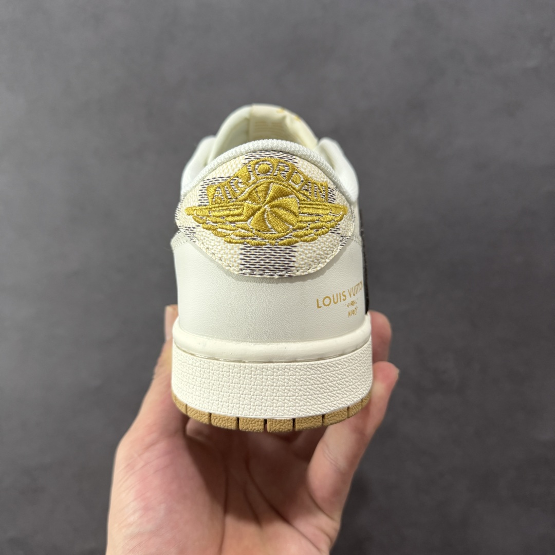 图片[4]-【定制版】Travis Scott x Fragment Design x Air Jordan 1 Low OG SP AJ1 乔1 LV联名 米棕方格 低帮文化休闲板鞋 XS7089-617  #多方联名合作融合了Travis Scott 独特的音乐风格，藤原浩个性的设计风格以及Jordan品牌的经典元素 使其成为一双具有独特身份和价值的鞋子 清新而立体的外观加上联名标识更突出了其独特身份 这种配色方案显示出活力和时尚感 在视觉上引人注目 鞋身的质感和细腻的细节处理使其显得高端而格调十足 这款“倒钩”联名是设计与创意完美结合 融合多方的个性风格是一款备受瞩目的潮流鞋款  尺码：36 36.5 37.5 38 38.5 39 40 40.5 41 42 42.5 43 44 44.5 45-选品中心