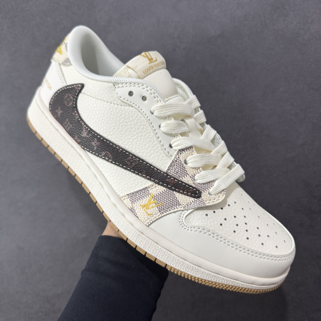 图片[3]-【定制版】Travis Scott x Fragment Design x Air Jordan 1 Low OG SP AJ1 乔1 LV联名 米棕方格 低帮文化休闲板鞋 XS7089-617  #多方联名合作融合了Travis Scott 独特的音乐风格，藤原浩个性的设计风格以及Jordan品牌的经典元素 使其成为一双具有独特身份和价值的鞋子 清新而立体的外观加上联名标识更突出了其独特身份 这种配色方案显示出活力和时尚感 在视觉上引人注目 鞋身的质感和细腻的细节处理使其显得高端而格调十足 这款“倒钩”联名是设计与创意完美结合 融合多方的个性风格是一款备受瞩目的潮流鞋款  尺码：36 36.5 37.5 38 38.5 39 40 40.5 41 42 42.5 43 44 44.5 45-选品中心
