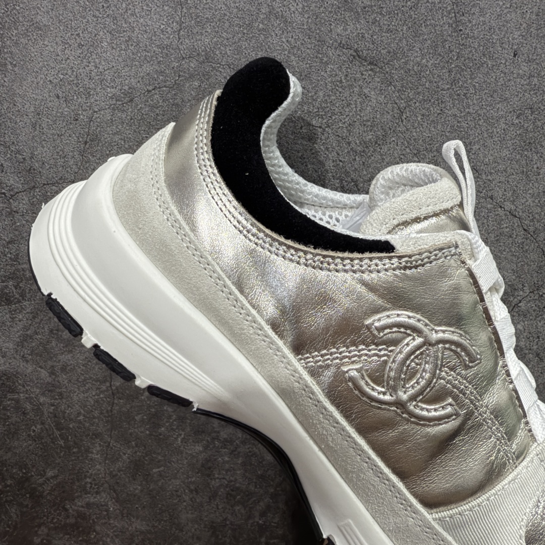 图片[7]-【莞产纯原】Chanel香奈儿25SS最新款小白鞋 休闲 运动鞋 滑板鞋 原版购入开发做货 小香 C家 专柜又一超级大爆款，网红博主小姐姐们的挚爱，社交平台的各种夸赞，人气超高质感透气超级春夏，看到这期总能唤起少女内心对时髦的诉求 最新小牛皮材质 经典黑白配色 上脚时髦感十足 容易打理 #面料： 原版定制进口牛皮材质 #内里：定制柔软羊皮里 #鞋底：原版开模TPU防滑大底 #底厚：2.5CM 尺码： 35-40-选品中心