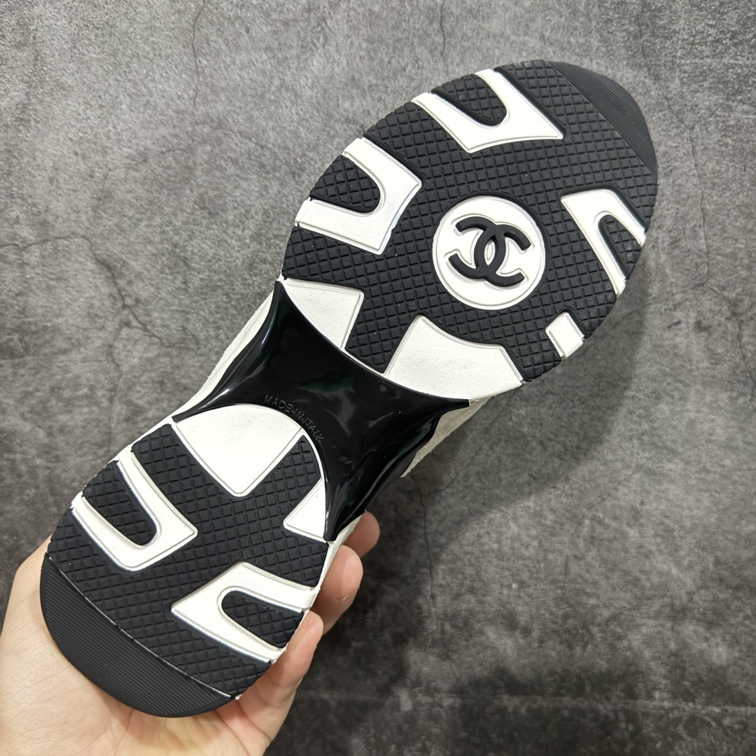 图片[9]-【莞产纯原】Chanel香奈儿25SS最新款小白鞋 休闲 运动鞋 滑板鞋 原版购入开发做货 小香 C家 专柜又一超级大爆款，网红博主小姐姐们的挚爱，社交平台的各种夸赞，人气超高质感透气超级春夏，看到这期总能唤起少女内心对时髦的诉求 最新小牛皮材质 经典黑白配色 上脚时髦感十足 容易打理 #面料： 原版定制进口牛皮材质 #内里：定制柔软羊皮里 #鞋底：原版开模TPU防滑大底 #底厚：2.5CM 尺码： 35-40-选品中心