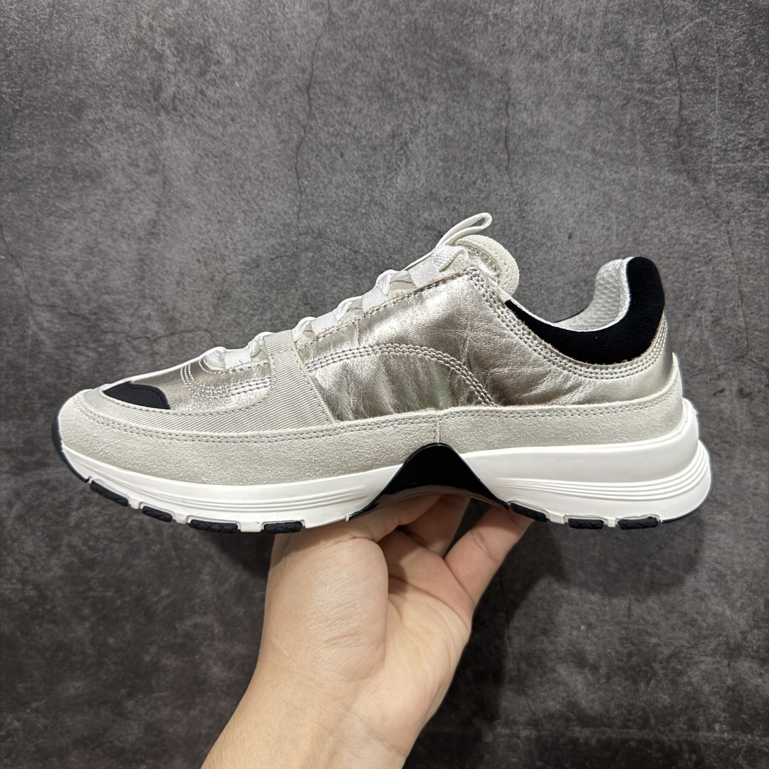 图片[2]-【莞产纯原】Chanel香奈儿25SS最新款小白鞋 休闲 运动鞋 滑板鞋 原版购入开发做货 小香 C家 专柜又一超级大爆款，网红博主小姐姐们的挚爱，社交平台的各种夸赞，人气超高质感透气超级春夏，看到这期总能唤起少女内心对时髦的诉求 最新小牛皮材质 经典黑白配色 上脚时髦感十足 容易打理 #面料： 原版定制进口牛皮材质 #内里：定制柔软羊皮里 #鞋底：原版开模TPU防滑大底 #底厚：2.5CM 尺码： 35-40-选品中心