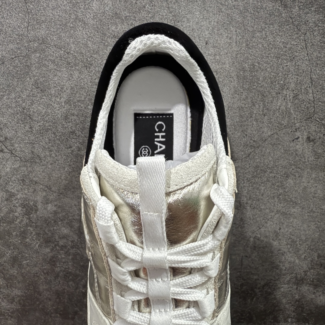 图片[8]-【莞产纯原】Chanel香奈儿25SS最新款小白鞋 休闲 运动鞋 滑板鞋 原版购入开发做货 小香 C家 专柜又一超级大爆款，网红博主小姐姐们的挚爱，社交平台的各种夸赞，人气超高质感透气超级春夏，看到这期总能唤起少女内心对时髦的诉求 最新小牛皮材质 经典黑白配色 上脚时髦感十足 容易打理 #面料： 原版定制进口牛皮材质 #内里：定制柔软羊皮里 #鞋底：原版开模TPU防滑大底 #底厚：2.5CM 尺码： 35-40-选品中心