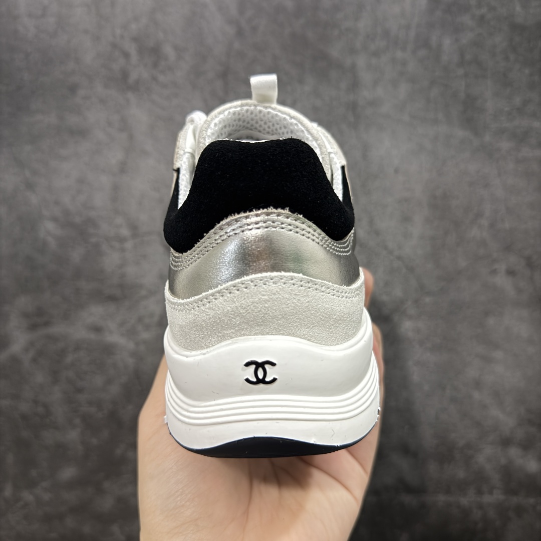 图片[4]-【莞产纯原】Chanel香奈儿25SS最新款小白鞋 休闲 运动鞋 滑板鞋 原版购入开发做货 小香 C家 专柜又一超级大爆款，网红博主小姐姐们的挚爱，社交平台的各种夸赞，人气超高质感透气超级春夏，看到这期总能唤起少女内心对时髦的诉求 最新小牛皮材质 经典黑白配色 上脚时髦感十足 容易打理 #面料： 原版定制进口牛皮材质 #内里：定制柔软羊皮里 #鞋底：原版开模TPU防滑大底 #底厚：2.5CM 尺码： 35-40-选品中心