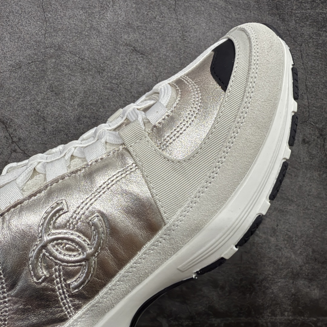 图片[6]-【莞产纯原】Chanel香奈儿25SS最新款小白鞋 休闲 运动鞋 滑板鞋 原版购入开发做货 小香 C家 专柜又一超级大爆款，网红博主小姐姐们的挚爱，社交平台的各种夸赞，人气超高质感透气超级春夏，看到这期总能唤起少女内心对时髦的诉求 最新小牛皮材质 经典黑白配色 上脚时髦感十足 容易打理 #面料： 原版定制进口牛皮材质 #内里：定制柔软羊皮里 #鞋底：原版开模TPU防滑大底 #底厚：2.5CM 尺码： 35-40-选品中心