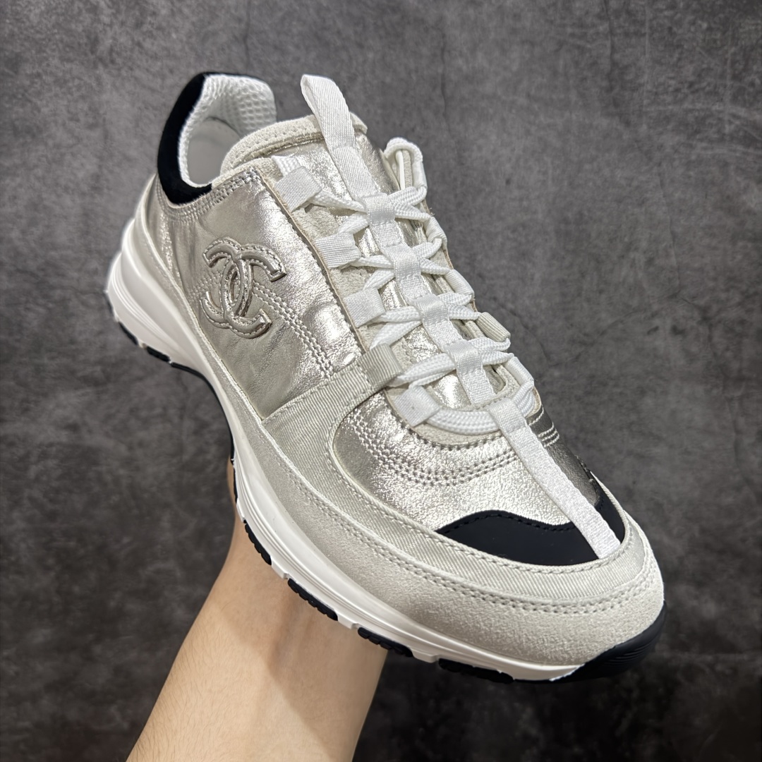 图片[3]-【莞产纯原】Chanel香奈儿25SS最新款小白鞋 休闲 运动鞋 滑板鞋 原版购入开发做货 小香 C家 专柜又一超级大爆款，网红博主小姐姐们的挚爱，社交平台的各种夸赞，人气超高质感透气超级春夏，看到这期总能唤起少女内心对时髦的诉求 最新小牛皮材质 经典黑白配色 上脚时髦感十足 容易打理 #面料： 原版定制进口牛皮材质 #内里：定制柔软羊皮里 #鞋底：原版开模TPU防滑大底 #底厚：2.5CM 尺码： 35-40-选品中心