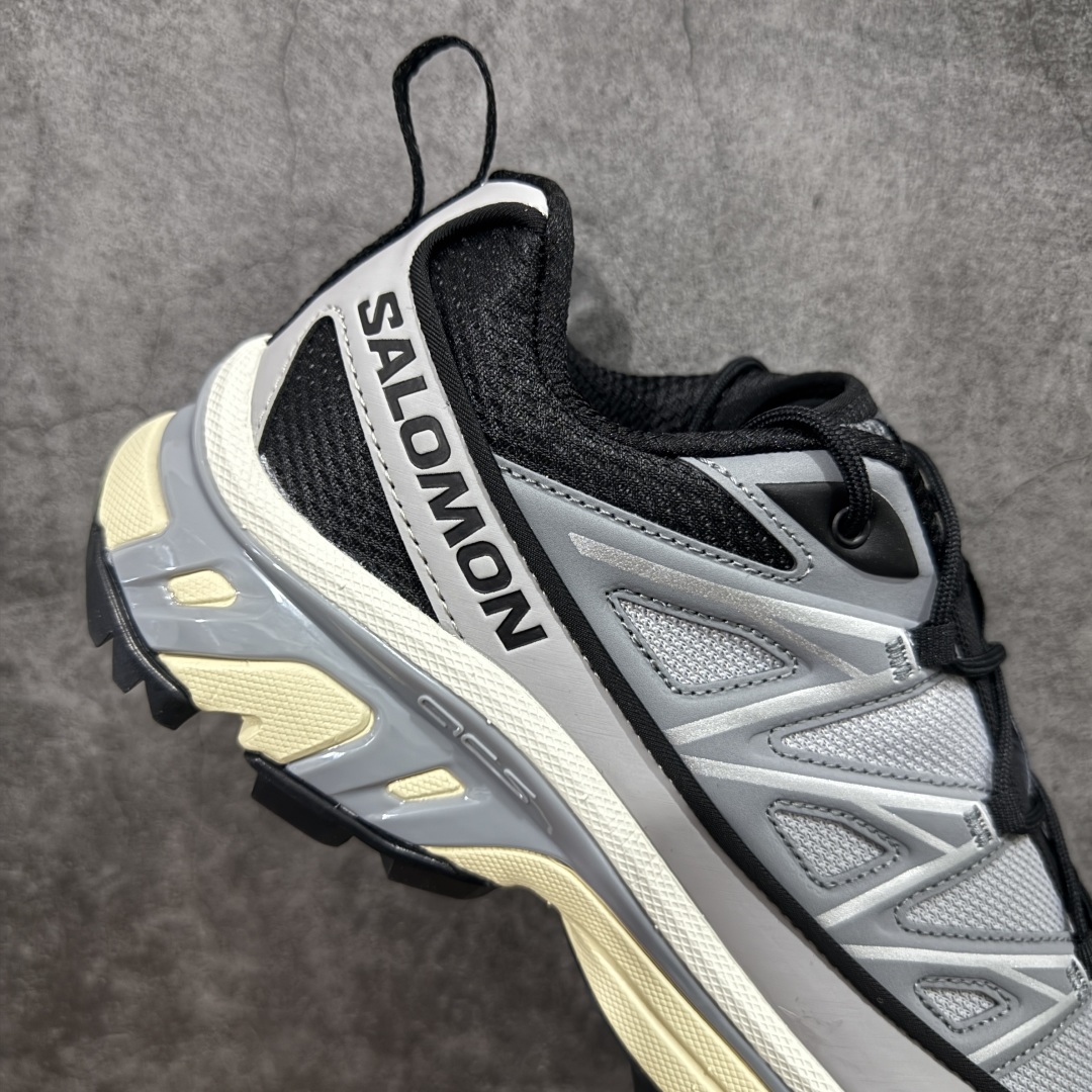 图片[7]-【PZ纯原】SALOMON XT-6 Expanse 萨洛蒙潮流越野机能户外功能鞋 灰黑 416722 全新版本出货 好货不怕晚 品质 细节 材料都是肉眼可以见！ 售前售后也是其它工厂无法匹敌！ 纯原外贸平台特供订单 耗时半年巨作 全套原纸板楦头开发 原厂特供网布配套加持 确保原汁原味 完美呈现版型 原档数据独家私模五层组合大底 原装Ortholite轻量化鞋垫 中底布带钢印编号 原厂TPU锁扣 进口港宝加持 后跟自然饱满 还原公司包裹性 鞋面以“锯齿”状的包裹系统呈现 在基色底之下加入了各种色点缀 将公司的最新技术和时尚前卫的造型融入耐用的长跑款式中 鞋面由 TPU 薄膜制成 并焊接在高耐磨网眼上 使其既时尚又坚固 由 ACS底盘支撑 可增强稳定性和支撑力 以及由橡胶凸耳 Contragrip外底覆盖的 EVA 缓冲中底 旨在应对崎岖的地形 鞋舌上的彩色Salomon 标签、Quicklace 系统以及鞋头、鞋舌和鞋跟上的附加品牌使细节更加完美 让穿着者可以轻松驾驭户外与通勤下的任何运动生活场景 无缝鞋身户外随意纵横 颜值与脚感兼备 出街通勤 绝对非常吸睛 你值得拥有 尺码：36 36.5 37.5 38 38.5 39 40 40.5 41 42 42.5 43 44 44.5 45-选品中心