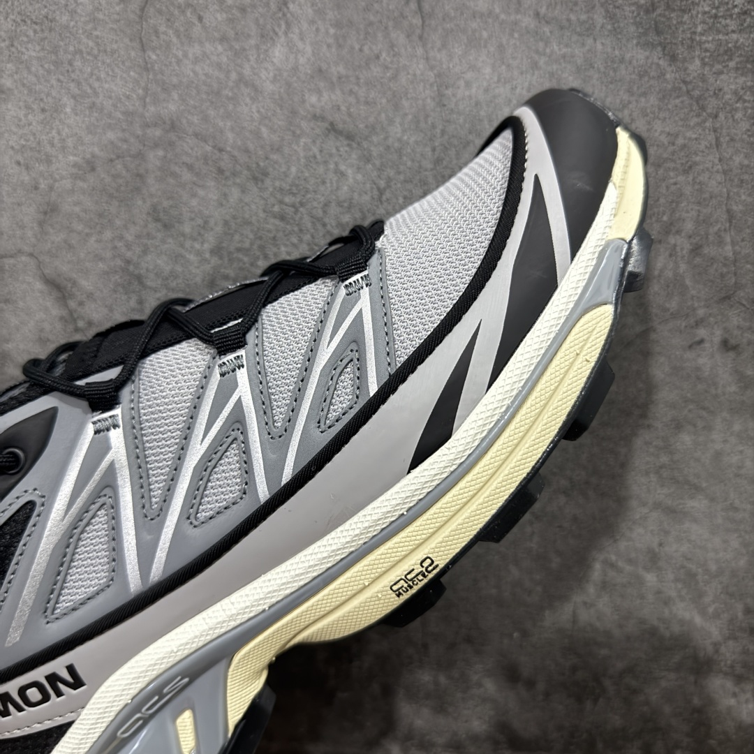图片[6]-【PZ纯原】SALOMON XT-6 Expanse 萨洛蒙潮流越野机能户外功能鞋 灰黑 416722 全新版本出货 好货不怕晚 品质 细节 材料都是肉眼可以见！ 售前售后也是其它工厂无法匹敌！ 纯原外贸平台特供订单 耗时半年巨作 全套原纸板楦头开发 原厂特供网布配套加持 确保原汁原味 完美呈现版型 原档数据独家私模五层组合大底 原装Ortholite轻量化鞋垫 中底布带钢印编号 原厂TPU锁扣 进口港宝加持 后跟自然饱满 还原公司包裹性 鞋面以“锯齿”状的包裹系统呈现 在基色底之下加入了各种色点缀 将公司的最新技术和时尚前卫的造型融入耐用的长跑款式中 鞋面由 TPU 薄膜制成 并焊接在高耐磨网眼上 使其既时尚又坚固 由 ACS底盘支撑 可增强稳定性和支撑力 以及由橡胶凸耳 Contragrip外底覆盖的 EVA 缓冲中底 旨在应对崎岖的地形 鞋舌上的彩色Salomon 标签、Quicklace 系统以及鞋头、鞋舌和鞋跟上的附加品牌使细节更加完美 让穿着者可以轻松驾驭户外与通勤下的任何运动生活场景 无缝鞋身户外随意纵横 颜值与脚感兼备 出街通勤 绝对非常吸睛 你值得拥有 尺码：36 36.5 37.5 38 38.5 39 40 40.5 41 42 42.5 43 44 44.5 45-选品中心