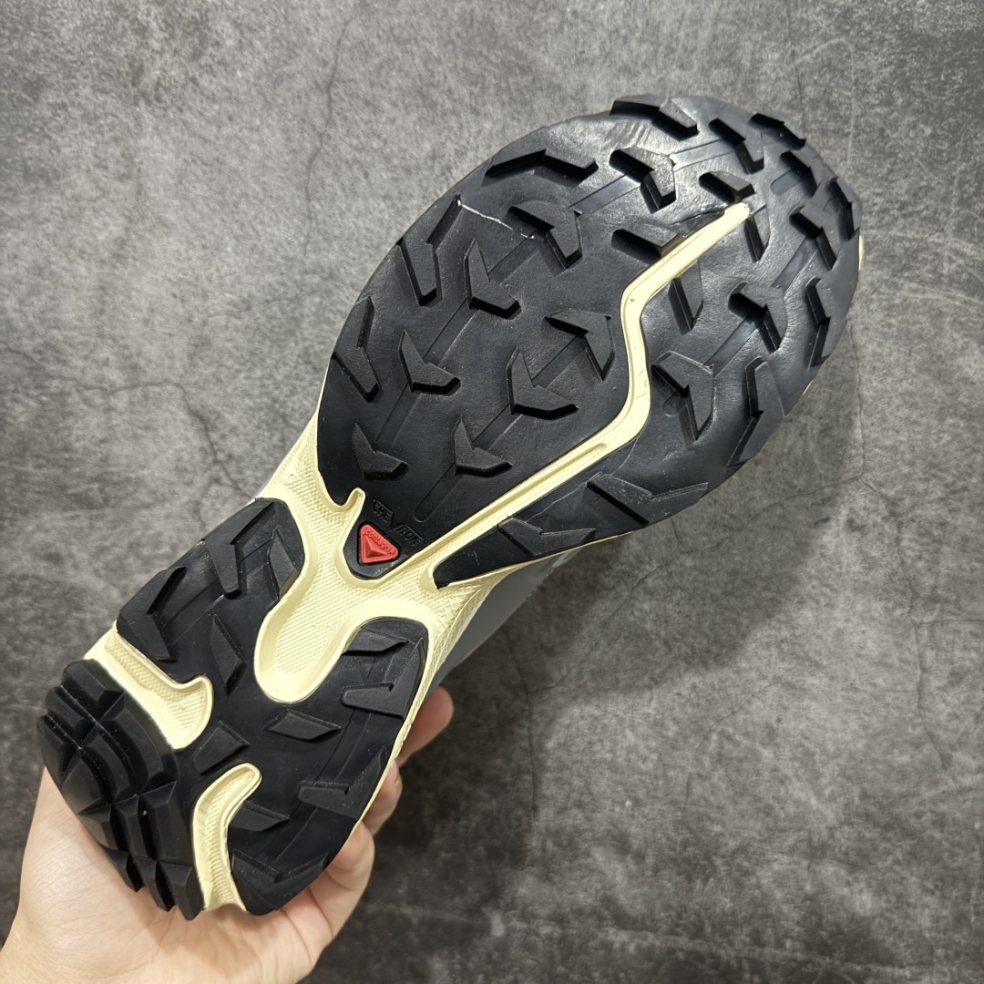 图片[9]-【PZ纯原】SALOMON XT-6 Expanse 萨洛蒙潮流越野机能户外功能鞋 灰黑 416722 全新版本出货 好货不怕晚 品质 细节 材料都是肉眼可以见！ 售前售后也是其它工厂无法匹敌！ 纯原外贸平台特供订单 耗时半年巨作 全套原纸板楦头开发 原厂特供网布配套加持 确保原汁原味 完美呈现版型 原档数据独家私模五层组合大底 原装Ortholite轻量化鞋垫 中底布带钢印编号 原厂TPU锁扣 进口港宝加持 后跟自然饱满 还原公司包裹性 鞋面以“锯齿”状的包裹系统呈现 在基色底之下加入了各种色点缀 将公司的最新技术和时尚前卫的造型融入耐用的长跑款式中 鞋面由 TPU 薄膜制成 并焊接在高耐磨网眼上 使其既时尚又坚固 由 ACS底盘支撑 可增强稳定性和支撑力 以及由橡胶凸耳 Contragrip外底覆盖的 EVA 缓冲中底 旨在应对崎岖的地形 鞋舌上的彩色Salomon 标签、Quicklace 系统以及鞋头、鞋舌和鞋跟上的附加品牌使细节更加完美 让穿着者可以轻松驾驭户外与通勤下的任何运动生活场景 无缝鞋身户外随意纵横 颜值与脚感兼备 出街通勤 绝对非常吸睛 你值得拥有 尺码：36 36.5 37.5 38 38.5 39 40 40.5 41 42 42.5 43 44 44.5 45-选品中心