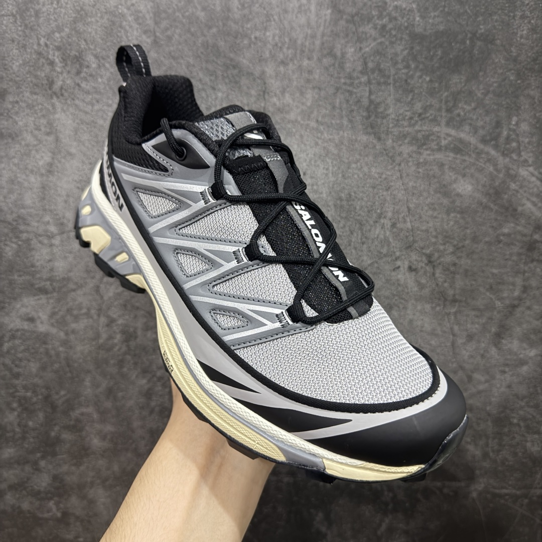 图片[3]-【PZ纯原】SALOMON XT-6 Expanse 萨洛蒙潮流越野机能户外功能鞋 灰黑 416722 全新版本出货 好货不怕晚 品质 细节 材料都是肉眼可以见！ 售前售后也是其它工厂无法匹敌！ 纯原外贸平台特供订单 耗时半年巨作 全套原纸板楦头开发 原厂特供网布配套加持 确保原汁原味 完美呈现版型 原档数据独家私模五层组合大底 原装Ortholite轻量化鞋垫 中底布带钢印编号 原厂TPU锁扣 进口港宝加持 后跟自然饱满 还原公司包裹性 鞋面以“锯齿”状的包裹系统呈现 在基色底之下加入了各种色点缀 将公司的最新技术和时尚前卫的造型融入耐用的长跑款式中 鞋面由 TPU 薄膜制成 并焊接在高耐磨网眼上 使其既时尚又坚固 由 ACS底盘支撑 可增强稳定性和支撑力 以及由橡胶凸耳 Contragrip外底覆盖的 EVA 缓冲中底 旨在应对崎岖的地形 鞋舌上的彩色Salomon 标签、Quicklace 系统以及鞋头、鞋舌和鞋跟上的附加品牌使细节更加完美 让穿着者可以轻松驾驭户外与通勤下的任何运动生活场景 无缝鞋身户外随意纵横 颜值与脚感兼备 出街通勤 绝对非常吸睛 你值得拥有 尺码：36 36.5 37.5 38 38.5 39 40 40.5 41 42 42.5 43 44 44.5 45-选品中心