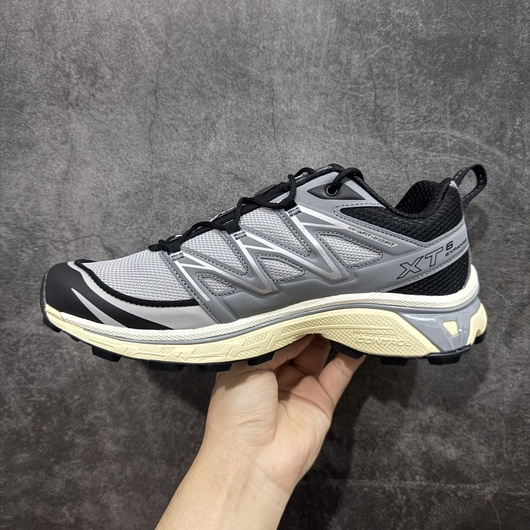 图片[2]-【PZ纯原】SALOMON XT-6 Expanse 萨洛蒙潮流越野机能户外功能鞋 灰黑 416722 全新版本出货 好货不怕晚 品质 细节 材料都是肉眼可以见！ 售前售后也是其它工厂无法匹敌！ 纯原外贸平台特供订单 耗时半年巨作 全套原纸板楦头开发 原厂特供网布配套加持 确保原汁原味 完美呈现版型 原档数据独家私模五层组合大底 原装Ortholite轻量化鞋垫 中底布带钢印编号 原厂TPU锁扣 进口港宝加持 后跟自然饱满 还原公司包裹性 鞋面以“锯齿”状的包裹系统呈现 在基色底之下加入了各种色点缀 将公司的最新技术和时尚前卫的造型融入耐用的长跑款式中 鞋面由 TPU 薄膜制成 并焊接在高耐磨网眼上 使其既时尚又坚固 由 ACS底盘支撑 可增强稳定性和支撑力 以及由橡胶凸耳 Contragrip外底覆盖的 EVA 缓冲中底 旨在应对崎岖的地形 鞋舌上的彩色Salomon 标签、Quicklace 系统以及鞋头、鞋舌和鞋跟上的附加品牌使细节更加完美 让穿着者可以轻松驾驭户外与通勤下的任何运动生活场景 无缝鞋身户外随意纵横 颜值与脚感兼备 出街通勤 绝对非常吸睛 你值得拥有 尺码：36 36.5 37.5 38 38.5 39 40 40.5 41 42 42.5 43 44 44.5 45-选品中心