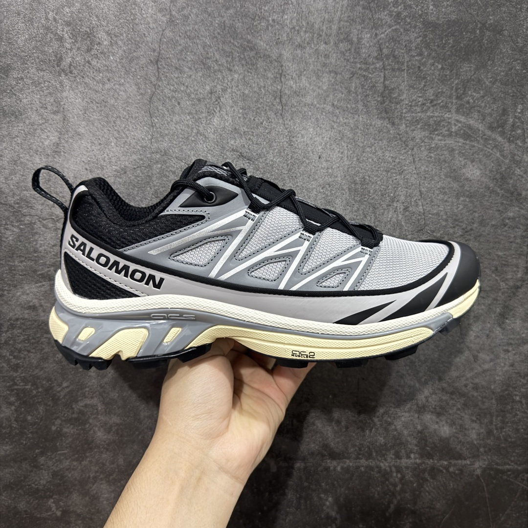 【PZ纯原】SALOMON XT-6 Expanse 萨洛蒙潮流越野机能户外功能鞋 灰黑 416722 全新版本出货 好货不怕晚 品质 细节 材料都是肉眼可以见! 售前售后也是其它工厂无法匹敌! 纯原外贸平台特供订单 耗时半年巨作 全套原纸板楦头开发 原厂特供网布配套加持 确保原汁原味 完美呈现版型 原档数据独家私模五层组合大底 原装Ortholite轻量化鞋垫 中底布带钢印编号 原厂TPU锁扣 进口港宝加持 后跟自然饱满 还原公司包裹性 鞋面以“锯齿”状的包裹系统呈现 在基色底之下加入了各种色点缀 将公司的最新技术和时尚前卫的造型融入耐用的长跑款式中 鞋面由 TPU 薄膜制成 并焊接在高耐磨网眼上 使其既时尚又坚固 由 ACS底盘支撑 可增强稳定性和支撑力 以及由橡胶凸耳 Contragrip外底覆盖的 EVA 缓冲中底 旨在应对崎岖的地形 鞋舌上的彩色Salomon 标签、Quicklace 系统以及鞋头、鞋舌和鞋跟上的附加品牌使细节更加完美 让穿着者可以轻松驾驭户外与通勤下的任何运动生活场景 无缝鞋身户外随意纵横 颜值与脚感兼备 出街通勤 绝对非常吸睛 你值得拥有 尺码:36 36.5 37.5 38 38.5 39 40 40.5 41 42 42.5 43 44 44.5 45-选品中心