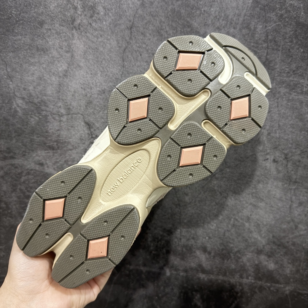 图片[9]-【纯原版】 New Balance NB9060 联名款 复古休闲运动慢跑鞋 棕色 U9060CWF 全套原楦原纸板原厂数据开发 进口三明治网面 原装进口翻毛皮料正确绒感卡色 正确中底拉帮中底网布细节 原厂标裁 带紫光防伪 定制后跟透明水晶模块 冲裁组合 大底贴合程度胶水上色把控完美 整洁度挑战全网艺术家 多道序QC把关品质完善 匠心打造 耗时两个月开发完成 工艺极其复杂难度可想而知 新开独立私模大底 全网唯一正确六层组合大底 高端零售专供产物 尺码：36 37 37.5 38 38.5 39 40 40.5 41 42 42.5 43 44 45 46.5-选品中心