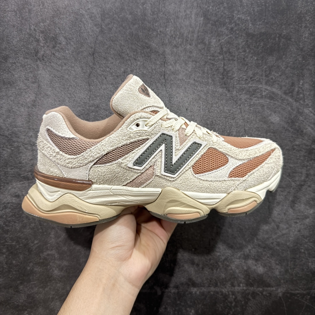 【纯原版】 New Balance NB9060 联名款 复古休闲运动慢跑鞋 棕色 U9060CWF 全套原楦原纸板原厂数据开发 进口三明治网面 原装进口翻毛皮料正确绒感卡色 正确中底拉帮中底网布细节 原厂标裁 带紫光防伪 定制后跟透明水晶模块 冲裁组合 大底贴合程度胶水上色把控完美 整洁度挑战全网艺术家 多道序QC把关品质完善 匠心打造 耗时两个月开发完成 工艺极其复杂难度可想而知 新开独立私模大底 全网唯一正确六层组合大底 高端零售专供产物 尺码:36 37 37.5 38 38.5 39 40 40.5 41 42 42.5 43 44 45 46.5-选品中心