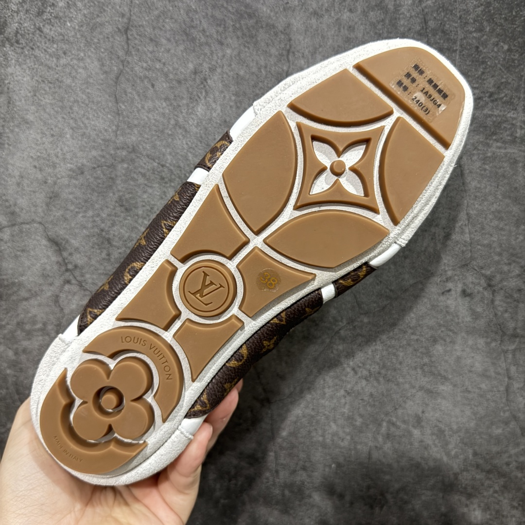 图片[9]-【专柜版/海淘代购】Louis Vuitton 春夏 Sneakerina LV 路易威登 系列运动鞋 德训鞋 平底鞋休闲鞋 海淘代购同渠道品质 高端零售 外贸充正专供 高端礼盒 市场最强级别没有之一💪🏻 原版购入开发 ZP级全套包装 完美楦型 正确卡色 质感媲美原版 细节与原版一致 请注意区分市面通货材 尺码：35 36 37 38 39 40-选品中心