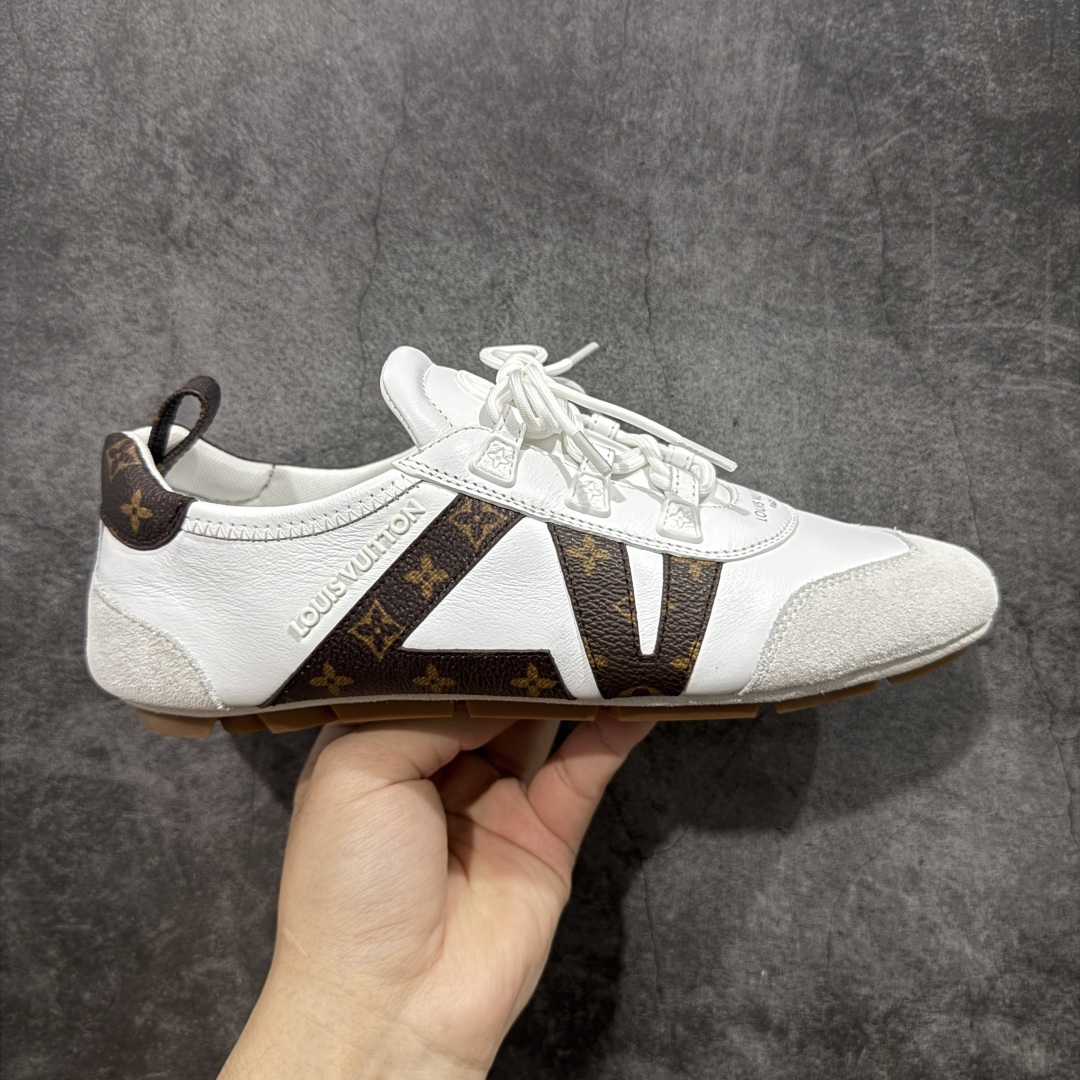 【专柜版/海淘代购】Louis Vuitton 春夏 Sneakerina LV 路易威登 系列运动鞋 德训鞋 平底鞋休闲鞋 海淘代购同渠道品质 高端零售 外贸充正专供 高端礼盒 市场最强级别没有之一💪🏻 原版购入开发 ZP级全套包装 完美楦型 正确卡色 质感媲美原版 细节与原版一致 请注意区分市面通货材 尺码:35 36 37 38 39 40-选品中心