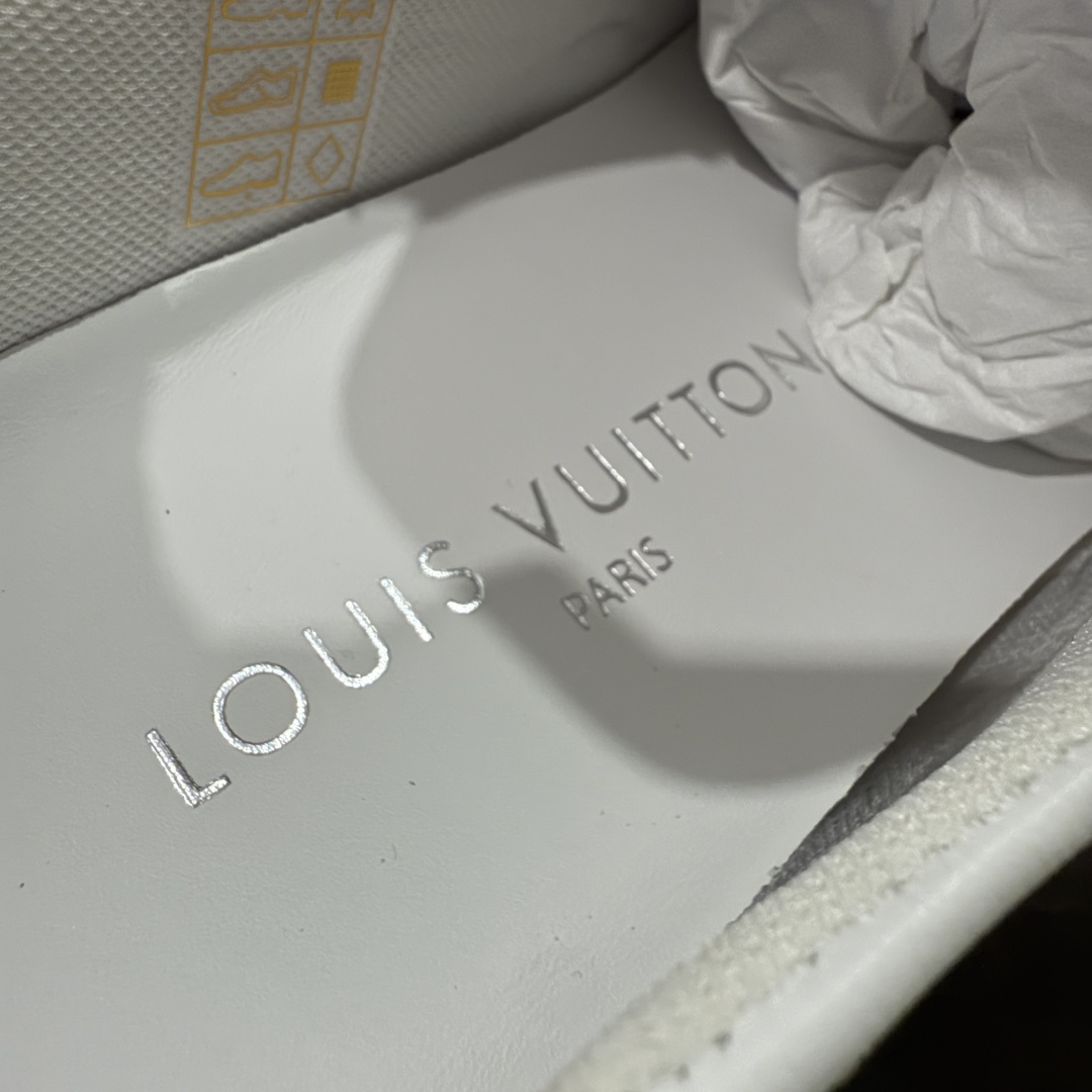 图片[8]-【专柜版/海淘代购】Louis Vuitton 春夏 Sneakerina LV 路易威登 系列运动鞋 德训鞋 平底鞋休闲鞋 海淘代购同渠道品质 高端零售 外贸充正专供 高端礼盒 市场最强级别没有之一💪🏻 原版购入开发 ZP级全套包装 完美楦型 正确卡色 质感媲美原版 细节与原版一致 请注意区分市面通货材 尺码：35 36 37 38 39 40-选品中心