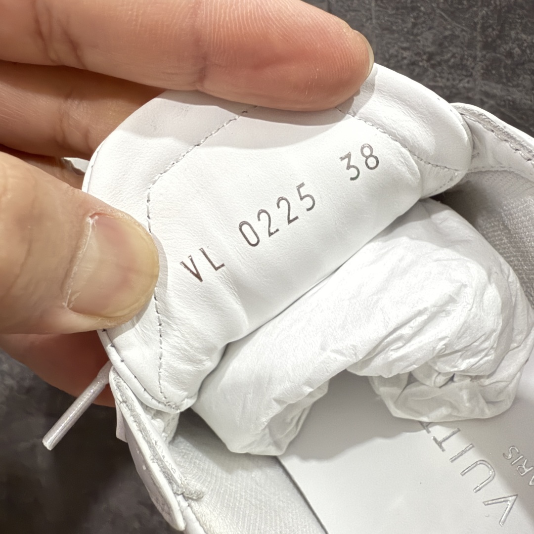 图片[7]-【专柜版/海淘代购】Louis Vuitton 春夏 Sneakerina LV 路易威登 系列运动鞋 德训鞋 平底鞋休闲鞋 海淘代购同渠道品质 高端零售 外贸充正专供 高端礼盒 市场最强级别没有之一💪🏻 原版购入开发 ZP级全套包装 完美楦型 正确卡色 质感媲美原版 细节与原版一致 请注意区分市面通货材 尺码：35 36 37 38 39 40-选品中心