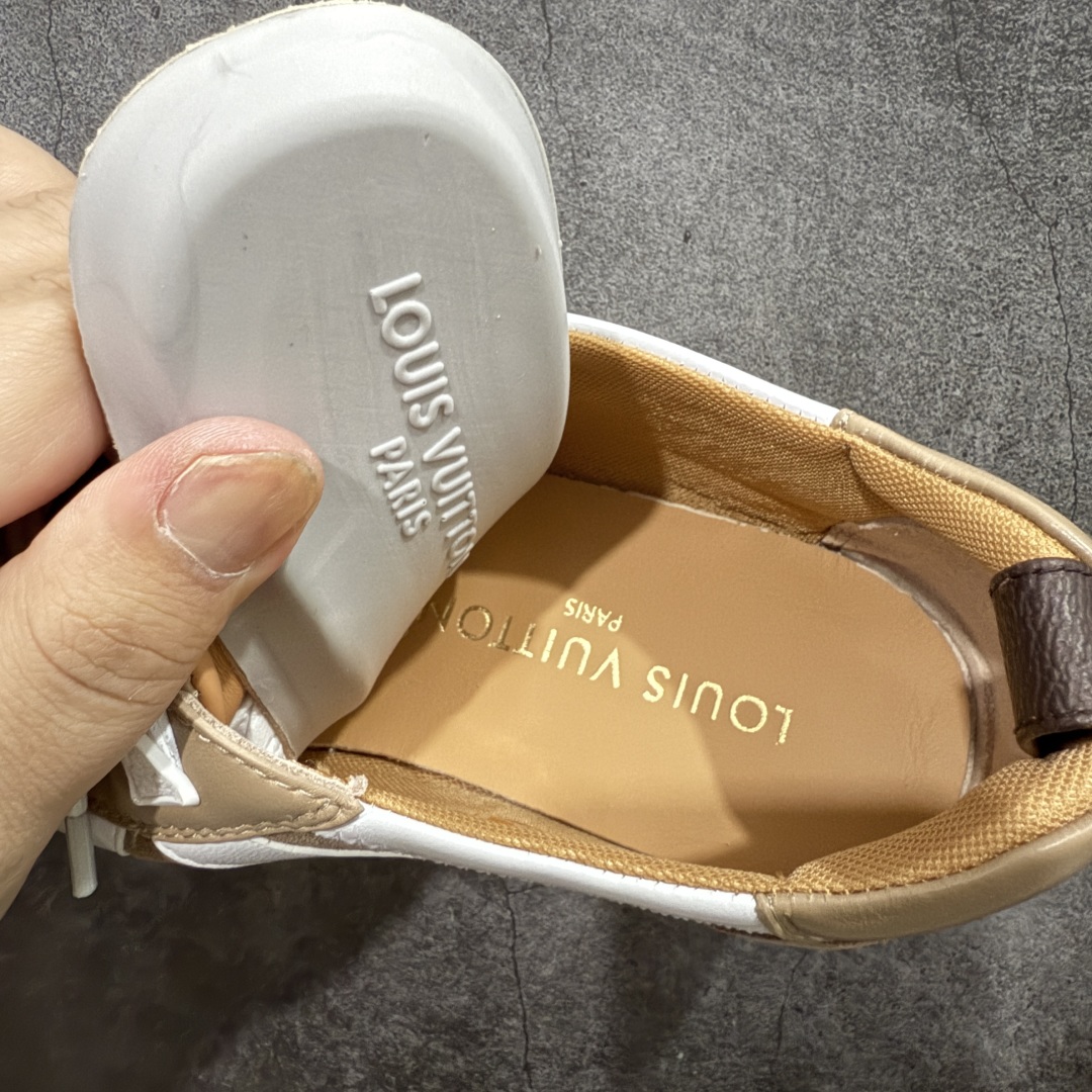 图片[8]-【专柜版/海淘代购】Louis Vuitton 春夏 Sneakerina LV 路易威登 系列运动鞋 德训鞋 平底鞋休闲鞋 海淘代购同渠道品质 高端零售 外贸充正专供 高端礼盒 市场最强级别没有之一💪🏻 原版购入开发 ZP级全套包装 完美楦型 正确卡色 质感媲美原版 细节与原版一致 请注意区分市面通货材 尺码：35 36 37 38 39 40-选品中心