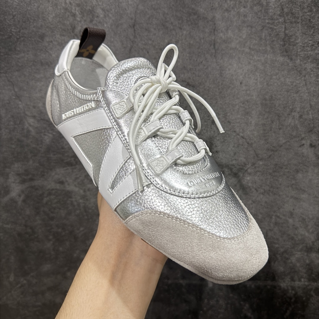 图片[3]-【专柜版/海淘代购】Louis Vuitton 春夏 Sneakerina LV 路易威登 系列运动鞋 德训鞋 平底鞋休闲鞋 海淘代购同渠道品质 高端零售 外贸充正专供 高端礼盒 市场最强级别没有之一💪🏻 原版购入开发 ZP级全套包装 完美楦型 正确卡色 质感媲美原版 细节与原版一致 请注意区分市面通货材 尺码：35 36 37 38 39 40-选品中心