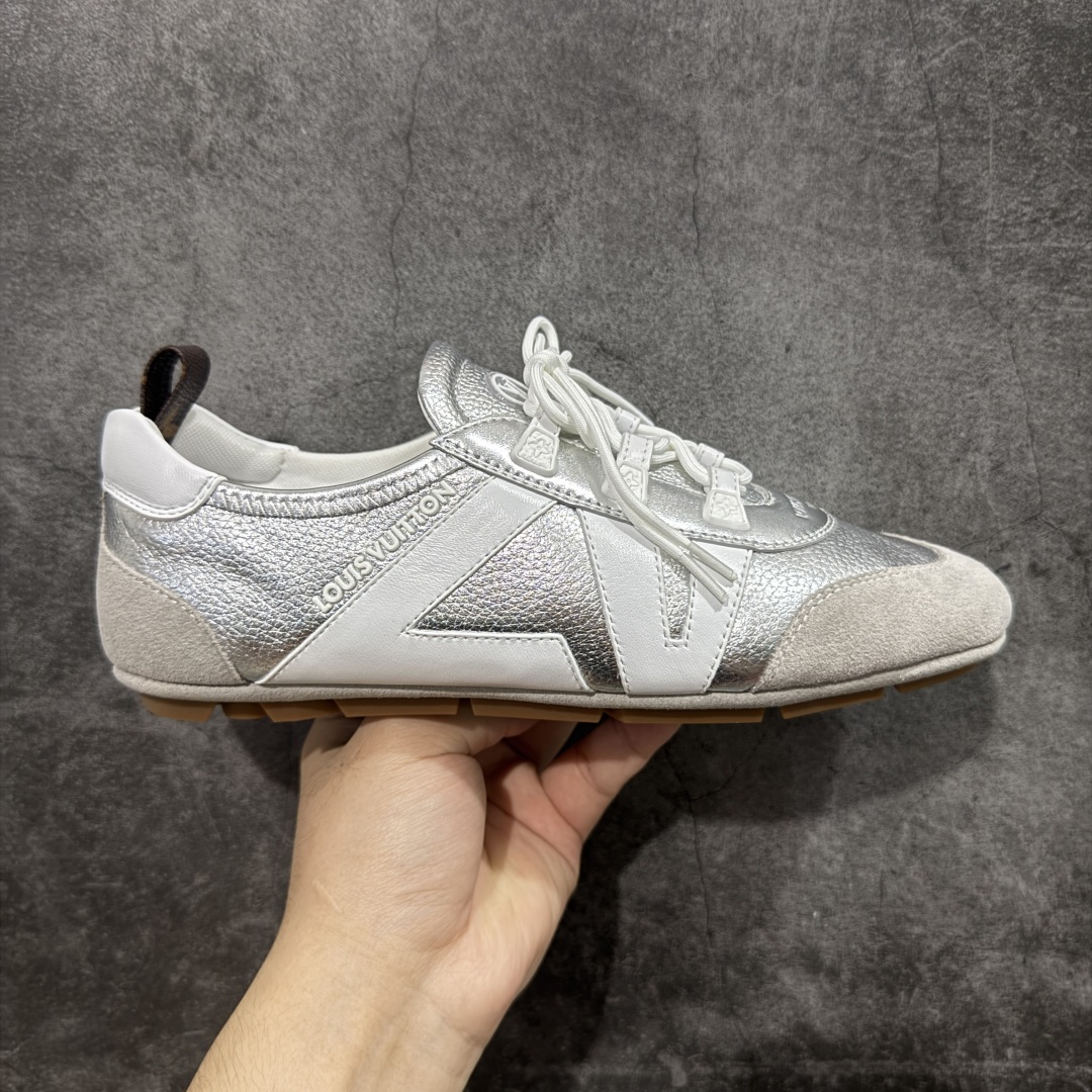 【专柜版/海淘代购】Louis Vuitton 春夏 Sneakerina LV 路易威登 系列运动鞋 德训鞋 平底鞋休闲鞋 海淘代购同渠道品质 高端零售 外贸充正专供 高端礼盒 市场最强级别没有之一💪🏻 原版购入开发 ZP级全套包装 完美楦型 正确卡色 质感媲美原版 细节与原版一致 请注意区分市面通货材 尺码:35 36 37 38 39 40-选品中心