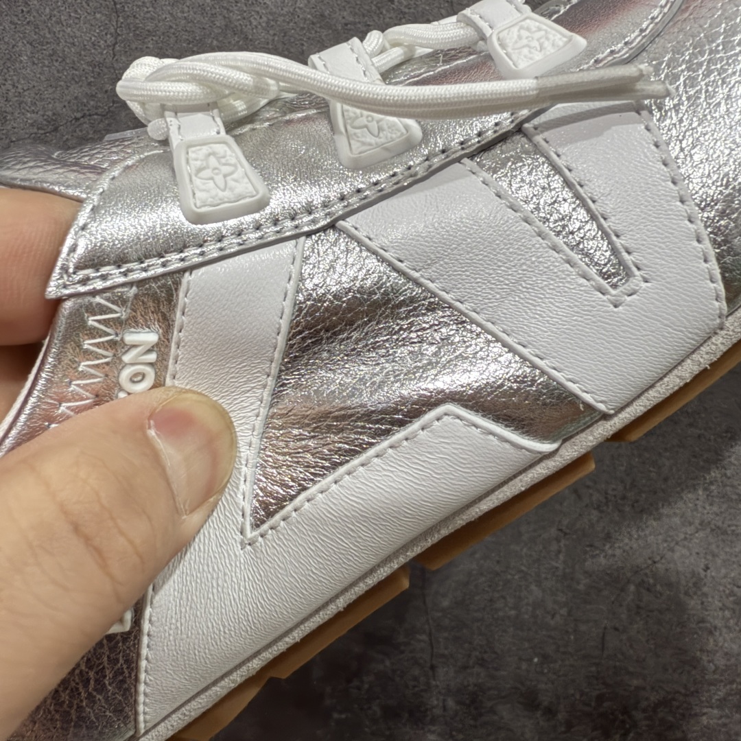 图片[4]-【专柜版/海淘代购】Louis Vuitton 春夏 Sneakerina LV 路易威登 系列运动鞋 德训鞋 平底鞋休闲鞋 海淘代购同渠道品质 高端零售 外贸充正专供 高端礼盒 市场最强级别没有之一💪🏻 原版购入开发 ZP级全套包装 完美楦型 正确卡色 质感媲美原版 细节与原版一致 请注意区分市面通货材 尺码：35 36 37 38 39 40-选品中心