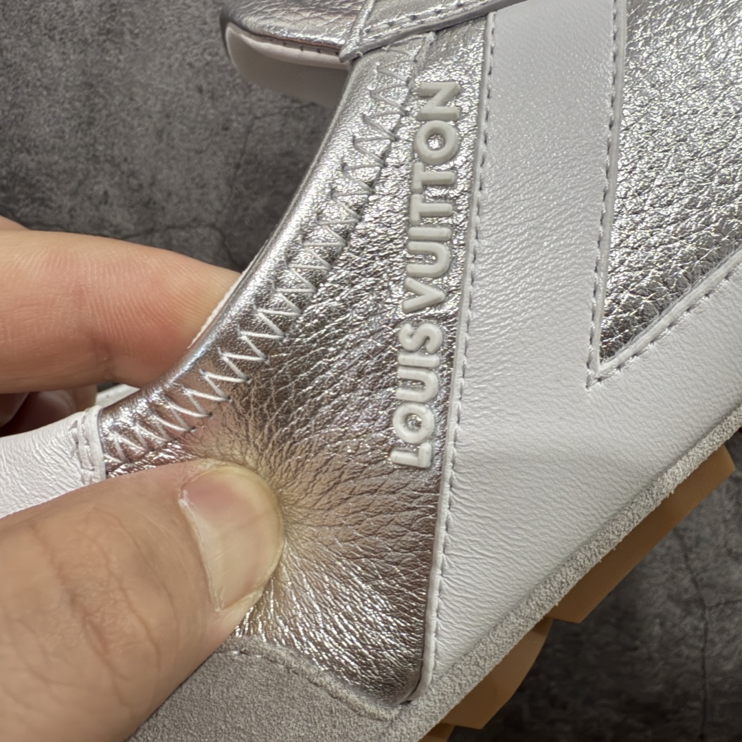 图片[3]-【专柜版/海淘代购】Louis Vuitton 春夏 Sneakerina LV 路易威登 系列运动鞋 德训鞋 平底鞋休闲鞋 海淘代购同渠道品质 高端零售 外贸充正专供 高端礼盒 市场最强级别没有之一💪🏻 原版购入开发 ZP级全套包装 完美楦型 正确卡色 质感媲美原版 细节与原版一致 请注意区分市面通货材 尺码：35 36 37 38 39 40-选品中心