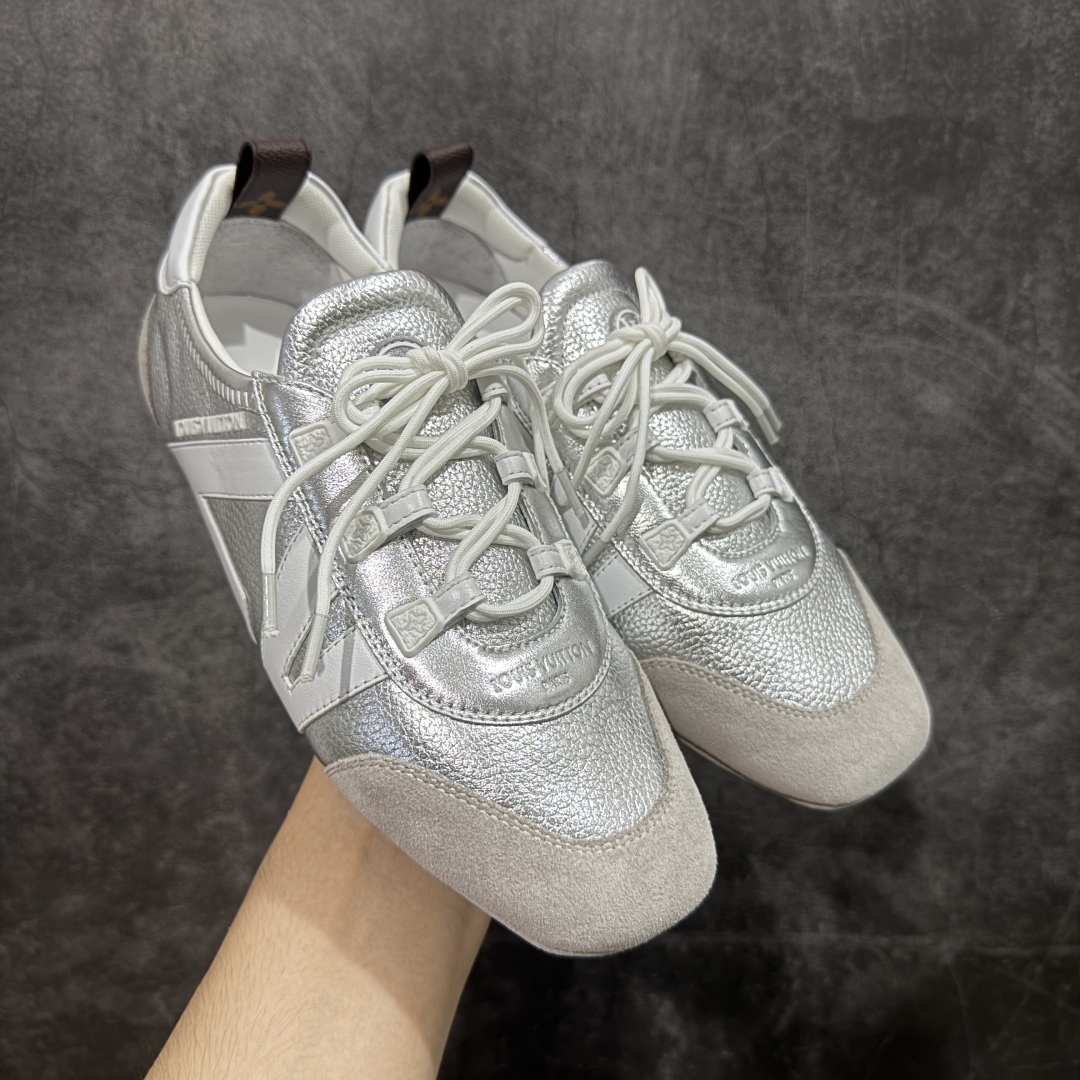 【专柜版/海淘代购】Louis Vuitton 春夏 Sneakerina LV 路易威登 系列运动鞋 德训鞋 平底鞋休闲鞋 海淘代购同渠道品质 高端零售 外贸充正专供 高端礼盒 市场最强级别没有之一💪🏻 原版购入开发 ZP级全套包装 完美楦型 正确卡色 质感媲美原版 细节与原版一致 请注意区分市面通货材 尺码:35 36 37 38 39 40-选品中心