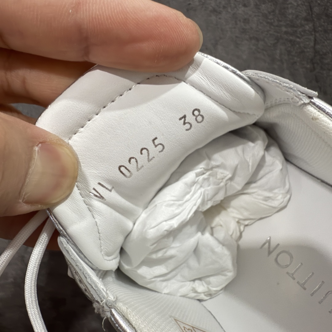 图片[7]-【专柜版/海淘代购】Louis Vuitton 春夏 Sneakerina LV 路易威登 系列运动鞋 德训鞋 平底鞋休闲鞋 海淘代购同渠道品质 高端零售 外贸充正专供 高端礼盒 市场最强级别没有之一💪🏻 原版购入开发 ZP级全套包装 完美楦型 正确卡色 质感媲美原版 细节与原版一致 请注意区分市面通货材 尺码：35 36 37 38 39 40-选品中心