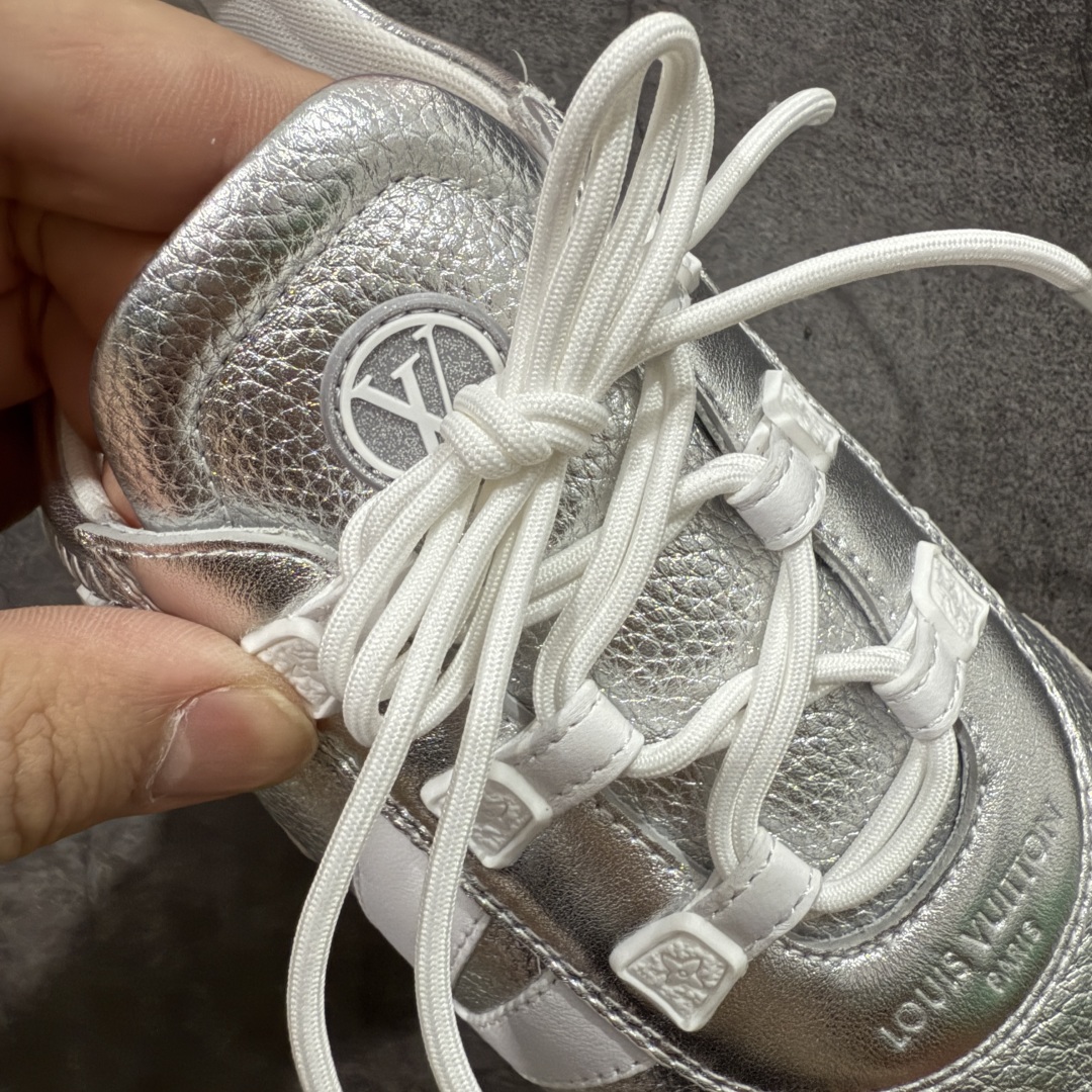 图片[6]-【专柜版/海淘代购】Louis Vuitton 春夏 Sneakerina LV 路易威登 系列运动鞋 德训鞋 平底鞋休闲鞋 海淘代购同渠道品质 高端零售 外贸充正专供 高端礼盒 市场最强级别没有之一💪🏻 原版购入开发 ZP级全套包装 完美楦型 正确卡色 质感媲美原版 细节与原版一致 请注意区分市面通货材 尺码：35 36 37 38 39 40-选品中心