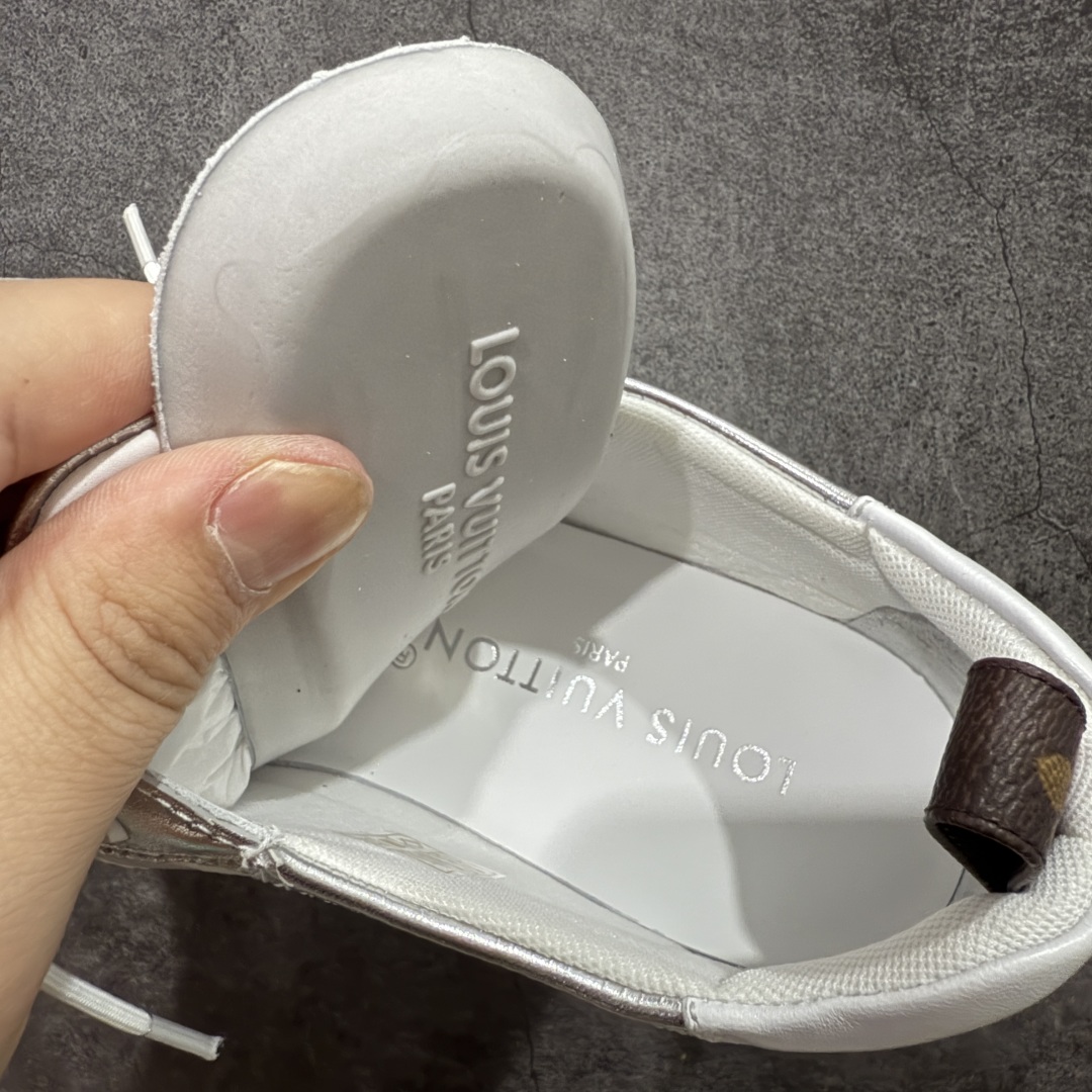 图片[9]-【专柜版/海淘代购】Louis Vuitton 春夏 Sneakerina LV 路易威登 系列运动鞋 德训鞋 平底鞋休闲鞋 海淘代购同渠道品质 高端零售 外贸充正专供 高端礼盒 市场最强级别没有之一💪🏻 原版购入开发 ZP级全套包装 完美楦型 正确卡色 质感媲美原版 细节与原版一致 请注意区分市面通货材 尺码：35 36 37 38 39 40-选品中心