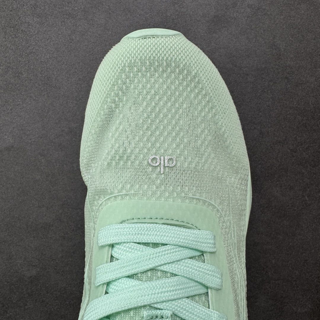 图片[8]-【公司级】alo yoga Alo Runner 舒适百搭防滑透气 低帮跑步鞋 Alo Yoga于2007年创立于洛杉矶，意在传播有意识的运动，同时激发人们的健康意识与创造力。品牌的核心理念在于制作能够带来完美体验的瑜伽服饰与功能性单品，让有意识的运动融入并改变生活。 Alo Yoga将其设计延伸到日常服饰概念，坚持不懈地捕捉当代时尚潮流，将品牌的运动美学理念、精致前卫的设计与舒适功能面料完美结合。与此同时，Alo Yoga的设计受到了时尚界人士与名人们的追捧，Talor Swift、 Kendall Jenner等街拍照片中都曾出现品牌不同单品的身影。 尺码：36 36.5 37.5 38 38.5 39 40 40.5 41 42 42.5 43 44 45-选品中心