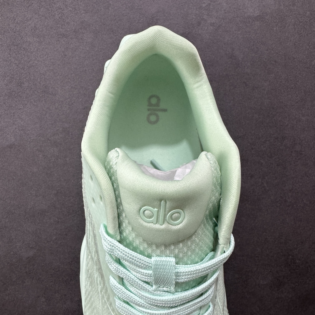 图片[7]-【公司级】alo yoga Alo Runner 舒适百搭防滑透气 低帮跑步鞋 Alo Yoga于2007年创立于洛杉矶，意在传播有意识的运动，同时激发人们的健康意识与创造力。品牌的核心理念在于制作能够带来完美体验的瑜伽服饰与功能性单品，让有意识的运动融入并改变生活。 Alo Yoga将其设计延伸到日常服饰概念，坚持不懈地捕捉当代时尚潮流，将品牌的运动美学理念、精致前卫的设计与舒适功能面料完美结合。与此同时，Alo Yoga的设计受到了时尚界人士与名人们的追捧，Talor Swift、 Kendall Jenner等街拍照片中都曾出现品牌不同单品的身影。 尺码：36 36.5 37.5 38 38.5 39 40 40.5 41 42 42.5 43 44 45-选品中心