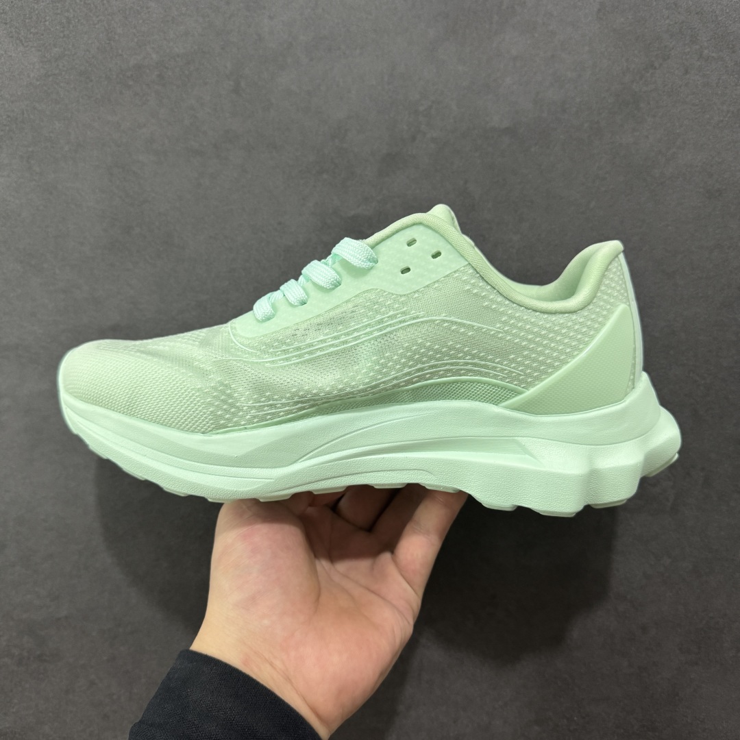 图片[2]-【公司级】alo yoga Alo Runner 舒适百搭防滑透气 低帮跑步鞋 Alo Yoga于2007年创立于洛杉矶，意在传播有意识的运动，同时激发人们的健康意识与创造力。品牌的核心理念在于制作能够带来完美体验的瑜伽服饰与功能性单品，让有意识的运动融入并改变生活。 Alo Yoga将其设计延伸到日常服饰概念，坚持不懈地捕捉当代时尚潮流，将品牌的运动美学理念、精致前卫的设计与舒适功能面料完美结合。与此同时，Alo Yoga的设计受到了时尚界人士与名人们的追捧，Talor Swift、 Kendall Jenner等街拍照片中都曾出现品牌不同单品的身影。 尺码：36 36.5 37.5 38 38.5 39 40 40.5 41 42 42.5 43 44 45-选品中心