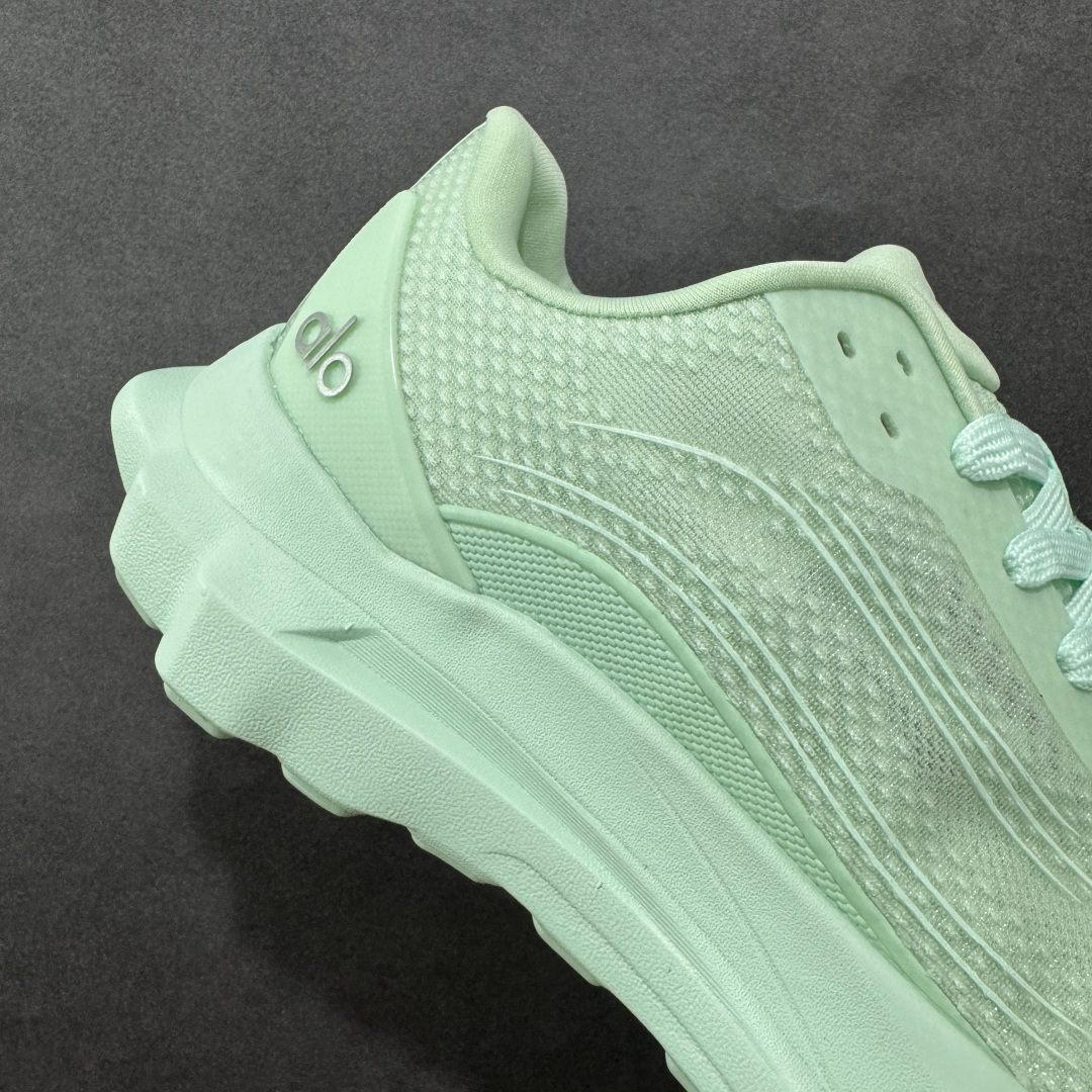 图片[6]-【公司级】alo yoga Alo Runner 舒适百搭防滑透气 低帮跑步鞋 Alo Yoga于2007年创立于洛杉矶，意在传播有意识的运动，同时激发人们的健康意识与创造力。品牌的核心理念在于制作能够带来完美体验的瑜伽服饰与功能性单品，让有意识的运动融入并改变生活。 Alo Yoga将其设计延伸到日常服饰概念，坚持不懈地捕捉当代时尚潮流，将品牌的运动美学理念、精致前卫的设计与舒适功能面料完美结合。与此同时，Alo Yoga的设计受到了时尚界人士与名人们的追捧，Talor Swift、 Kendall Jenner等街拍照片中都曾出现品牌不同单品的身影。 尺码：36 36.5 37.5 38 38.5 39 40 40.5 41 42 42.5 43 44 45-选品中心