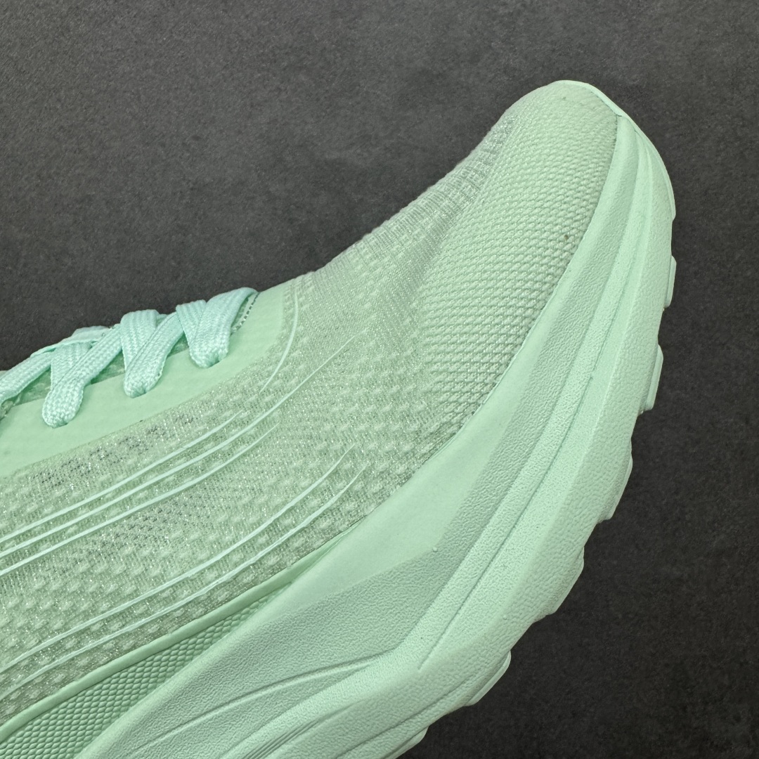 图片[5]-【公司级】alo yoga Alo Runner 舒适百搭防滑透气 低帮跑步鞋 Alo Yoga于2007年创立于洛杉矶，意在传播有意识的运动，同时激发人们的健康意识与创造力。品牌的核心理念在于制作能够带来完美体验的瑜伽服饰与功能性单品，让有意识的运动融入并改变生活。 Alo Yoga将其设计延伸到日常服饰概念，坚持不懈地捕捉当代时尚潮流，将品牌的运动美学理念、精致前卫的设计与舒适功能面料完美结合。与此同时，Alo Yoga的设计受到了时尚界人士与名人们的追捧，Talor Swift、 Kendall Jenner等街拍照片中都曾出现品牌不同单品的身影。 尺码：36 36.5 37.5 38 38.5 39 40 40.5 41 42 42.5 43 44 45-选品中心