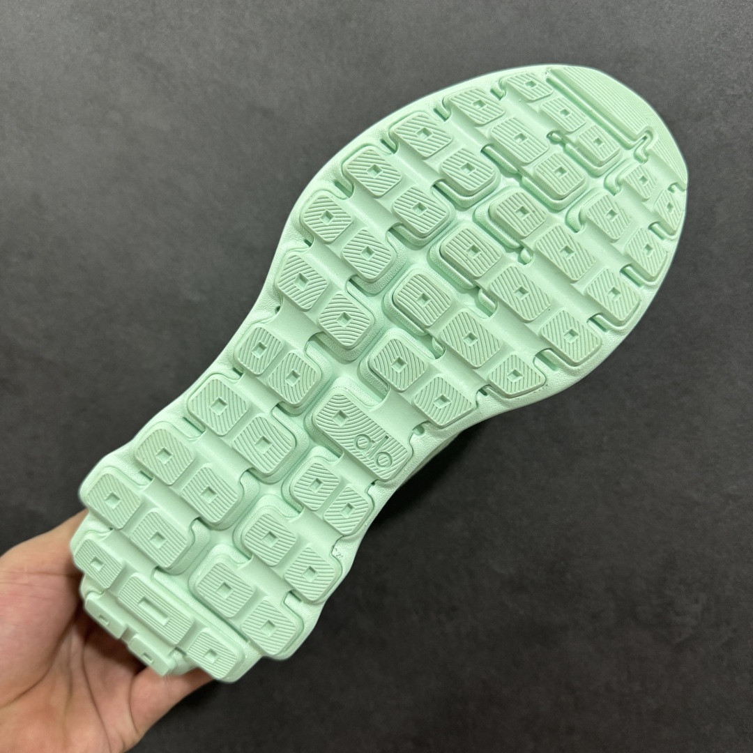 图片[9]-【公司级】alo yoga Alo Runner 舒适百搭防滑透气 低帮跑步鞋 Alo Yoga于2007年创立于洛杉矶，意在传播有意识的运动，同时激发人们的健康意识与创造力。品牌的核心理念在于制作能够带来完美体验的瑜伽服饰与功能性单品，让有意识的运动融入并改变生活。 Alo Yoga将其设计延伸到日常服饰概念，坚持不懈地捕捉当代时尚潮流，将品牌的运动美学理念、精致前卫的设计与舒适功能面料完美结合。与此同时，Alo Yoga的设计受到了时尚界人士与名人们的追捧，Talor Swift、 Kendall Jenner等街拍照片中都曾出现品牌不同单品的身影。 尺码：36 36.5 37.5 38 38.5 39 40 40.5 41 42 42.5 43 44 45-选品中心