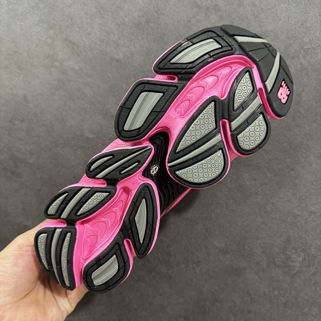 图片[9]-【纯原C版】New Balance 新百伦 NB2000 网面休闲鞋 复古还要机能，NB官方重磅新品。一款融合复古设计与现代科技的跑鞋，以其经典的造型和舒适脚感，成为2025年复古潮流爱好的推荐单品。 极具视觉冲击力的5根ABZORB单元，以及无缝鞋面的设计，加上3M反光材质的装饰，比之前推出的9060系列更夸张，更具未来感。 货号：U2000DB 尺码：36-45-选品中心