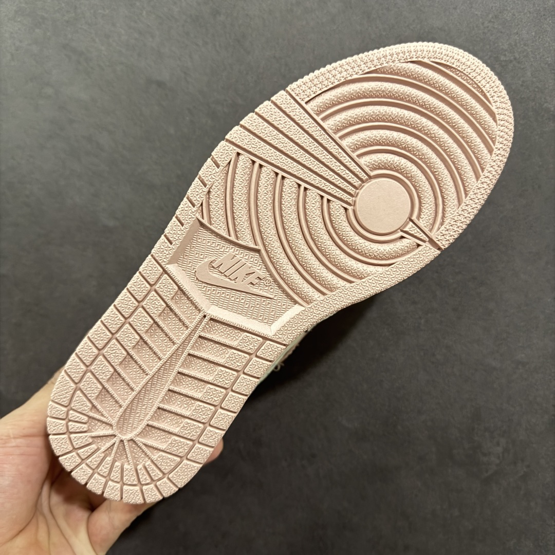 图片[9]-【定制版】Travis Scott x Nike Air Jordan 1 Low x 拉布布涂鸦 Air Jordan 1 Low 反转粉白拉布布涂鸦倒钩 纯原版本 全鞋采用原装头层皮，用料扎实 精雕细琢 鞋型极致还原 飞翼3D打印改良 深度立体 四线中底拉帮皮料选材 钢印 背胶一应俱全 全新批次 原装原模大底全鞋原厂定制皮料，手感细腻正确折边工艺 完美细节诠释 货号：XB1979 011 尺码：36 36.5 37.5 38 38.5 39 40 40.5 41 42 42.5 43 44 44.5 45-选品中心