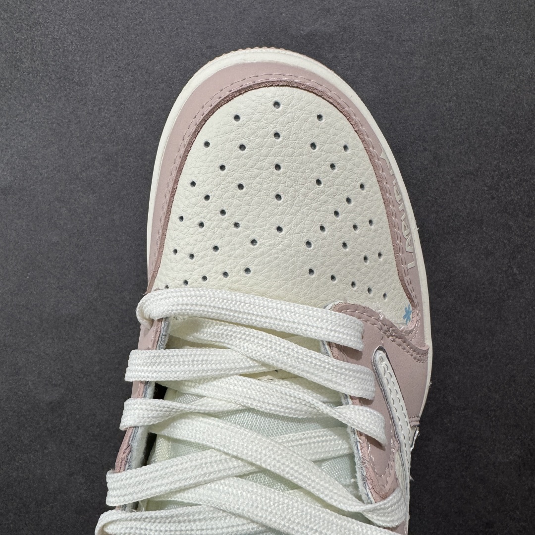 图片[8]-【定制版】Travis Scott x Nike Air Jordan 1 Low x 拉布布涂鸦 Air Jordan 1 Low 反转粉白拉布布涂鸦倒钩 纯原版本 全鞋采用原装头层皮，用料扎实 精雕细琢 鞋型极致还原 飞翼3D打印改良 深度立体 四线中底拉帮皮料选材 钢印 背胶一应俱全 全新批次 原装原模大底全鞋原厂定制皮料，手感细腻正确折边工艺 完美细节诠释 货号：XB1979 011 尺码：36 36.5 37.5 38 38.5 39 40 40.5 41 42 42.5 43 44 44.5 45-选品中心