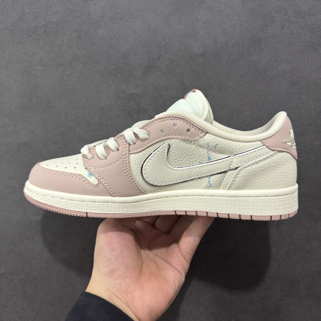 图片[2]-【定制版】Travis Scott x Nike Air Jordan 1 Low x 拉布布涂鸦 Air Jordan 1 Low 反转粉白拉布布涂鸦倒钩 纯原版本 全鞋采用原装头层皮，用料扎实 精雕细琢 鞋型极致还原 飞翼3D打印改良 深度立体 四线中底拉帮皮料选材 钢印 背胶一应俱全 全新批次 原装原模大底全鞋原厂定制皮料，手感细腻正确折边工艺 完美细节诠释 货号：XB1979 011 尺码：36 36.5 37.5 38 38.5 39 40 40.5 41 42 42.5 43 44 44.5 45-选品中心
