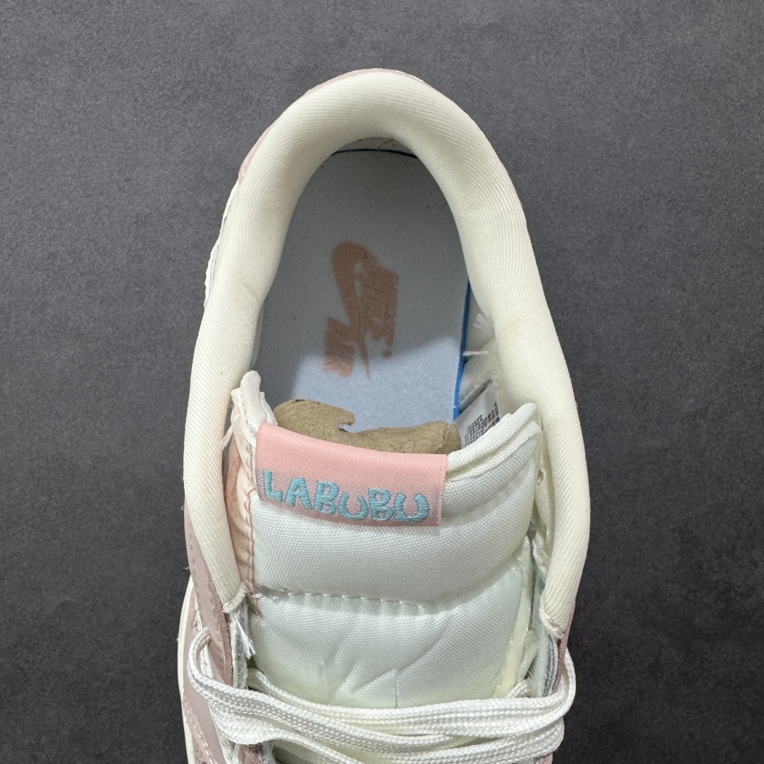 图片[7]-【定制版】Travis Scott x Nike Air Jordan 1 Low x 拉布布涂鸦 Air Jordan 1 Low 反转粉白拉布布涂鸦倒钩 纯原版本 全鞋采用原装头层皮，用料扎实 精雕细琢 鞋型极致还原 飞翼3D打印改良 深度立体 四线中底拉帮皮料选材 钢印 背胶一应俱全 全新批次 原装原模大底全鞋原厂定制皮料，手感细腻正确折边工艺 完美细节诠释 货号：XB1979 011 尺码：36 36.5 37.5 38 38.5 39 40 40.5 41 42 42.5 43 44 44.5 45-选品中心