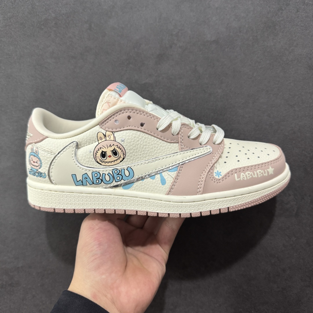 【定制版】Travis Scott x Nike Air Jordan 1 Low x 拉布布涂鸦 Air Jordan 1 Low 反转粉白拉布布涂鸦倒钩 纯原版本 全鞋采用原装头层皮,用料扎实 精雕细琢 鞋型极致还原 飞翼3D打印改良 深度立体 四线中底拉帮皮料选材 钢印 背胶一应俱全 全新批次 原装原模大底全鞋原厂定制皮料,手感细腻正确折边工艺 完美细节诠释 货号:XB1979 011 尺码:36 36.5 37.5 38 38.5 39 40 40.5 41 42 42.5 43 44 44.5 45-选品中心