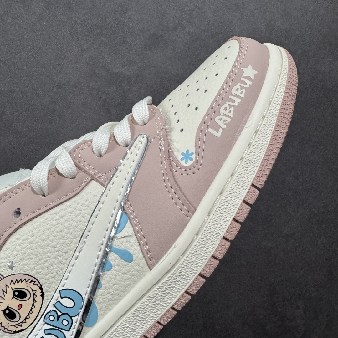 图片[5]-【定制版】Travis Scott x Nike Air Jordan 1 Low x 拉布布涂鸦 Air Jordan 1 Low 反转粉白拉布布涂鸦倒钩 纯原版本 全鞋采用原装头层皮，用料扎实 精雕细琢 鞋型极致还原 飞翼3D打印改良 深度立体 四线中底拉帮皮料选材 钢印 背胶一应俱全 全新批次 原装原模大底全鞋原厂定制皮料，手感细腻正确折边工艺 完美细节诠释 货号：XB1979 011 尺码：36 36.5 37.5 38 38.5 39 40 40.5 41 42 42.5 43 44 44.5 45-选品中心